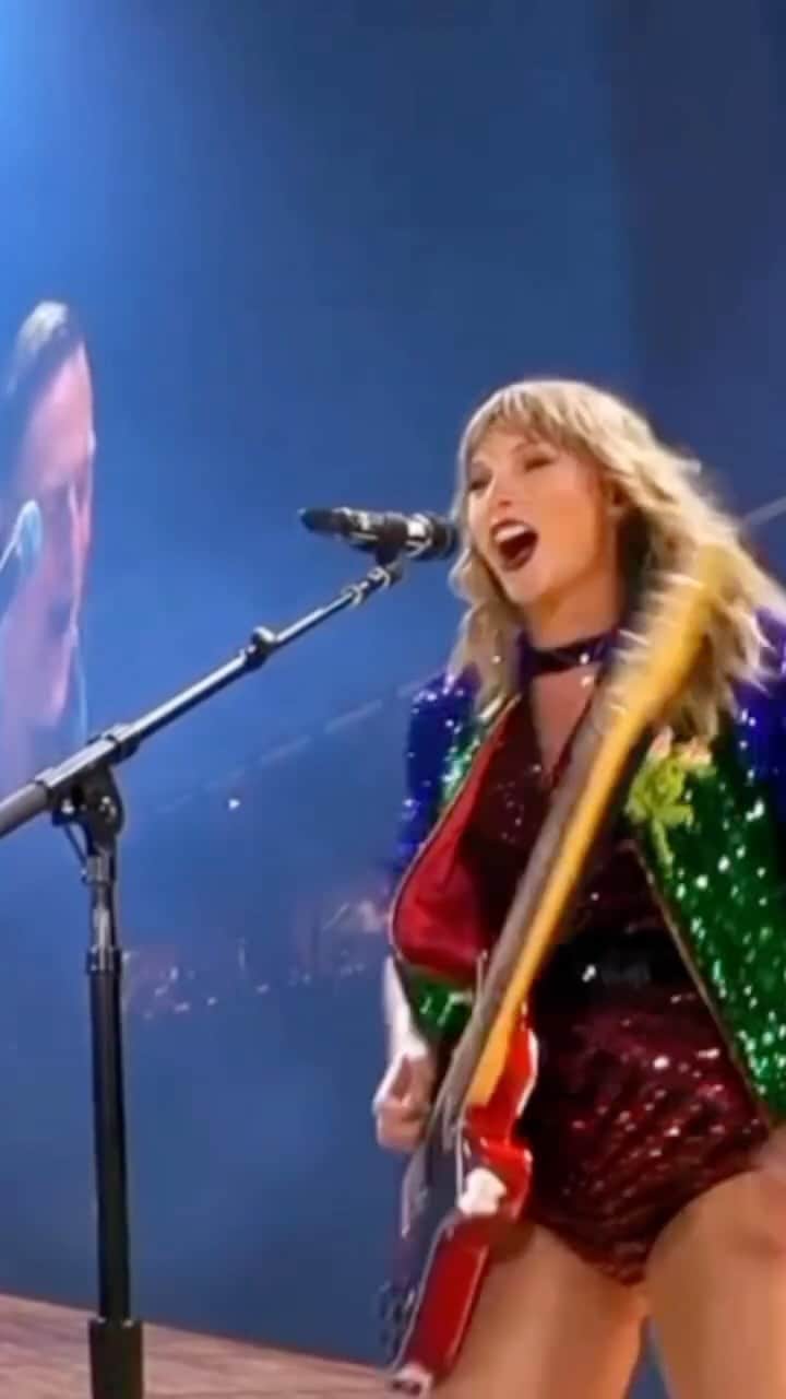 ブライアン・アダムスのインスタグラム：「Flashback to belting "Summer of 69" with the incredible @taylorswift on her 2018 Reputation tour in Toronto. Good times. 🎤 🎶 Loving the new edition of 1989! #Sohappyithurts」