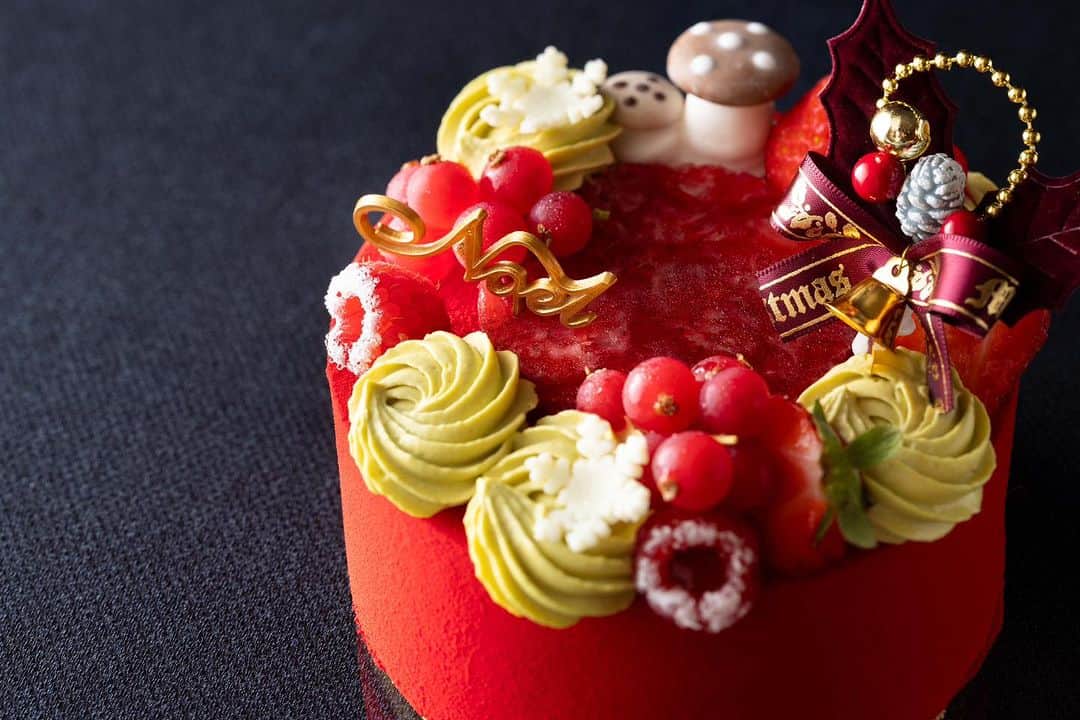 横浜ベイホテル東急［公式］さんのインスタグラム写真 - (横浜ベイホテル東急［公式］Instagram)「// 定番のいちごのショートケーキやモンブランなど、4種のクリスマスケーキをご用意いたしました。  ご家族・ご友人とのクリスマスパーティーに。 味わい深いケーキとともに特別なひとときを お過ごしください🎄 . #クリスマスケーキ #クリスマス  #ソマーハウス #ホテルスイーツ  #クリスマスパーティー  #ケーキ #スイーツ  #スイーツ好きな人と繋がりたい  #christmascake #christmas  #sweets #cakes #sweetstagram  #hotelsweets  #横浜ベイホテル東急  #みなとみらい #横浜  #みなとみらい線フォト散歩  #yokohamabayhoteltokyu  #yokohama #myyokohama」11月24日 23時48分 - yokohamabayhoteltokyu