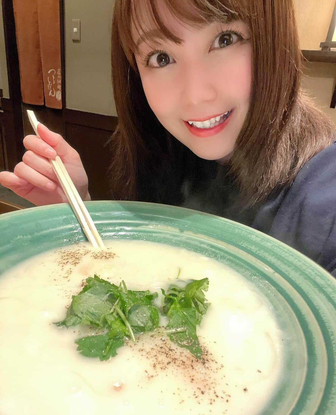 嶋梨夏のインスタグラム：「メニュー見てしっかり悩むのに、いつもえびクリームのおうどんにしちゃいます🙂💓 . . . . . #被写体 #お仕事依頼受付中 #つるとんたん #うどん #Udon #おうどん #もぐもぐ #いっぱい食べる君が好き #むちむち #ぷに子 #アラサー女子 #平成元年生まれ #150cm #ファインダー越しの私の世界 #ポートレート #ポートレート撮影 #女優 #actress #photooftheday #JAPAN #japanesegirl #instagood #followme #ricashima #嶋梨夏」