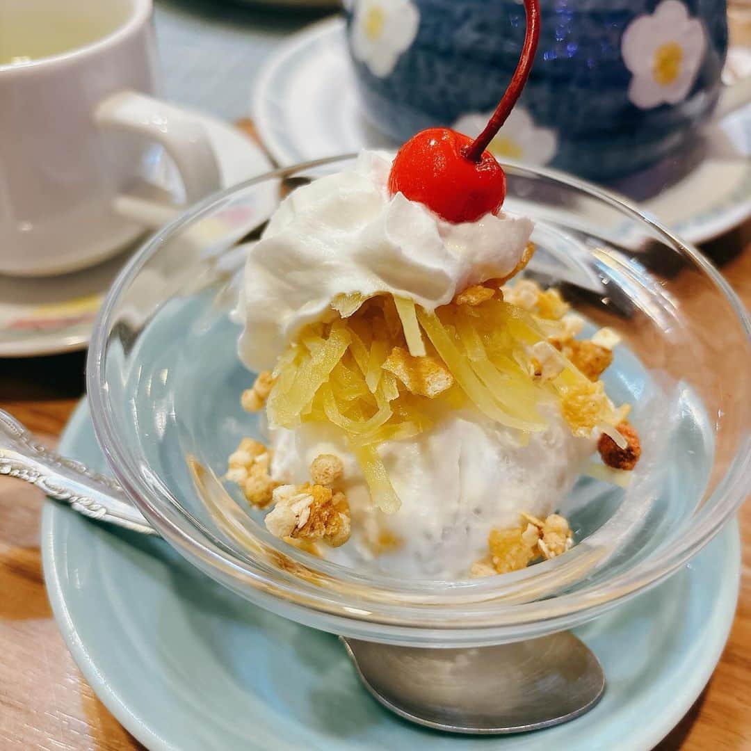 前田玲奈のインスタグラム：「ちょっと前に食べた タイ料理屋さんのココナッツアイス…💓 すき…💓  （なんか真ん中に黄色の お芋？だいこん？じゃがいも？の甘漬けみたいなの乗ってた…なに…？？？☺️）」