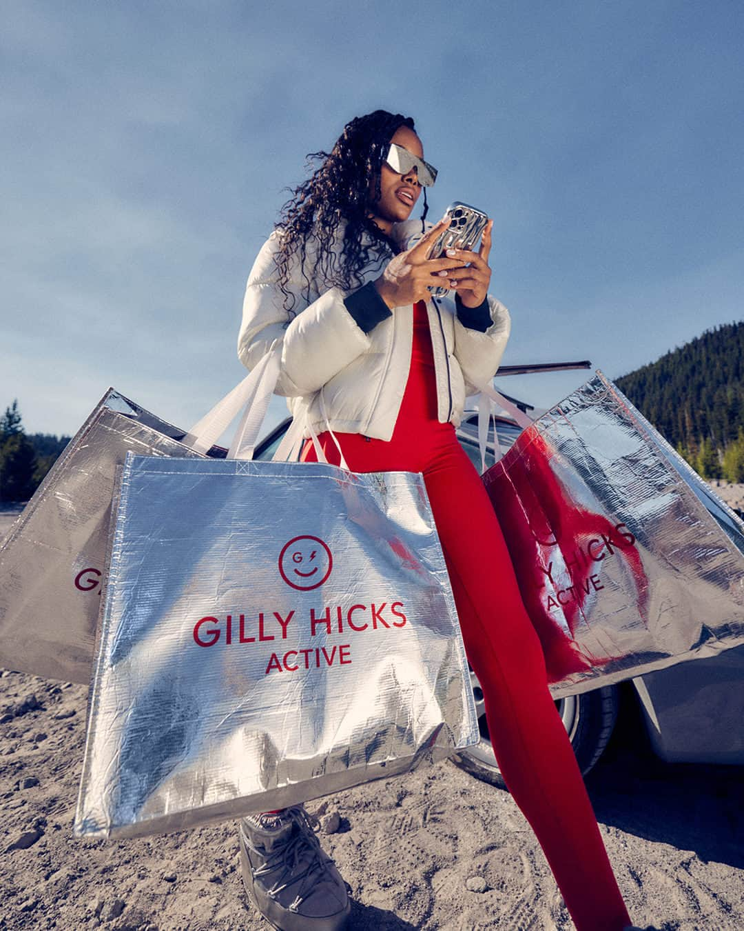 Hollister Co.のインスタグラム：「Get in, we're going shopping at @gillyhicks because Black Friday is happening NOW! That means 40% off everything*🚨🛒  *Offer valid in stores and online November 19, 2023 to November 27, 2023 in US/CA. Excludes clearance and gift cards. Discount applied at checkout.」