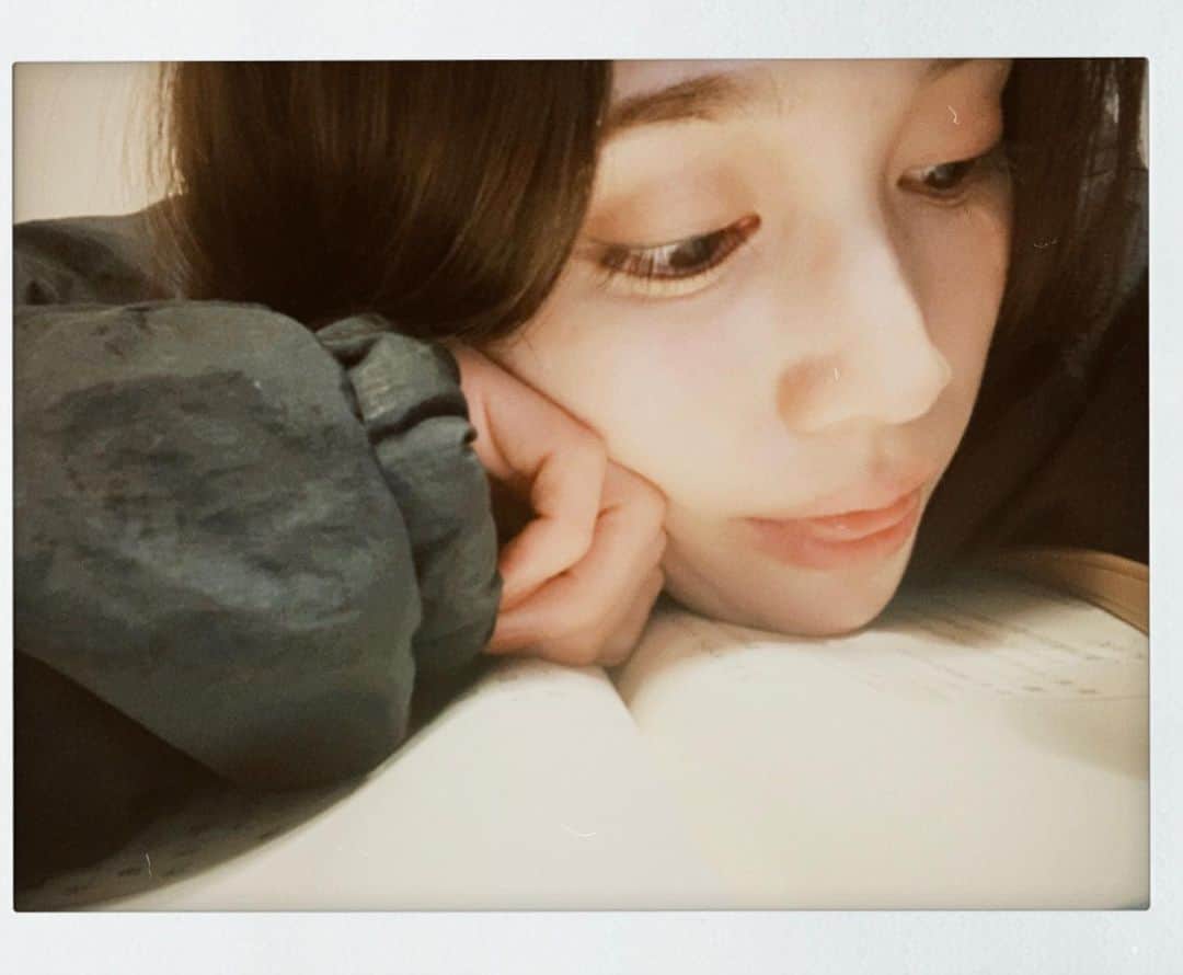 中村ゆりかさんのインスタグラム写真 - (中村ゆりかInstagram)「睡前看书一下下📚🌙 今天吃太多了，甜的东西🍭 一定完蛋了吧...💭」11月24日 23時42分 - yurikanakamura_official