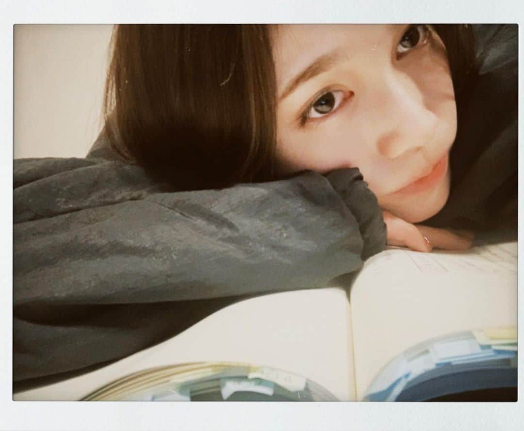 中村ゆりかのインスタグラム：「睡前看书一下下📚🌙 今天吃太多了，甜的东西🍭 一定完蛋了吧...💭」