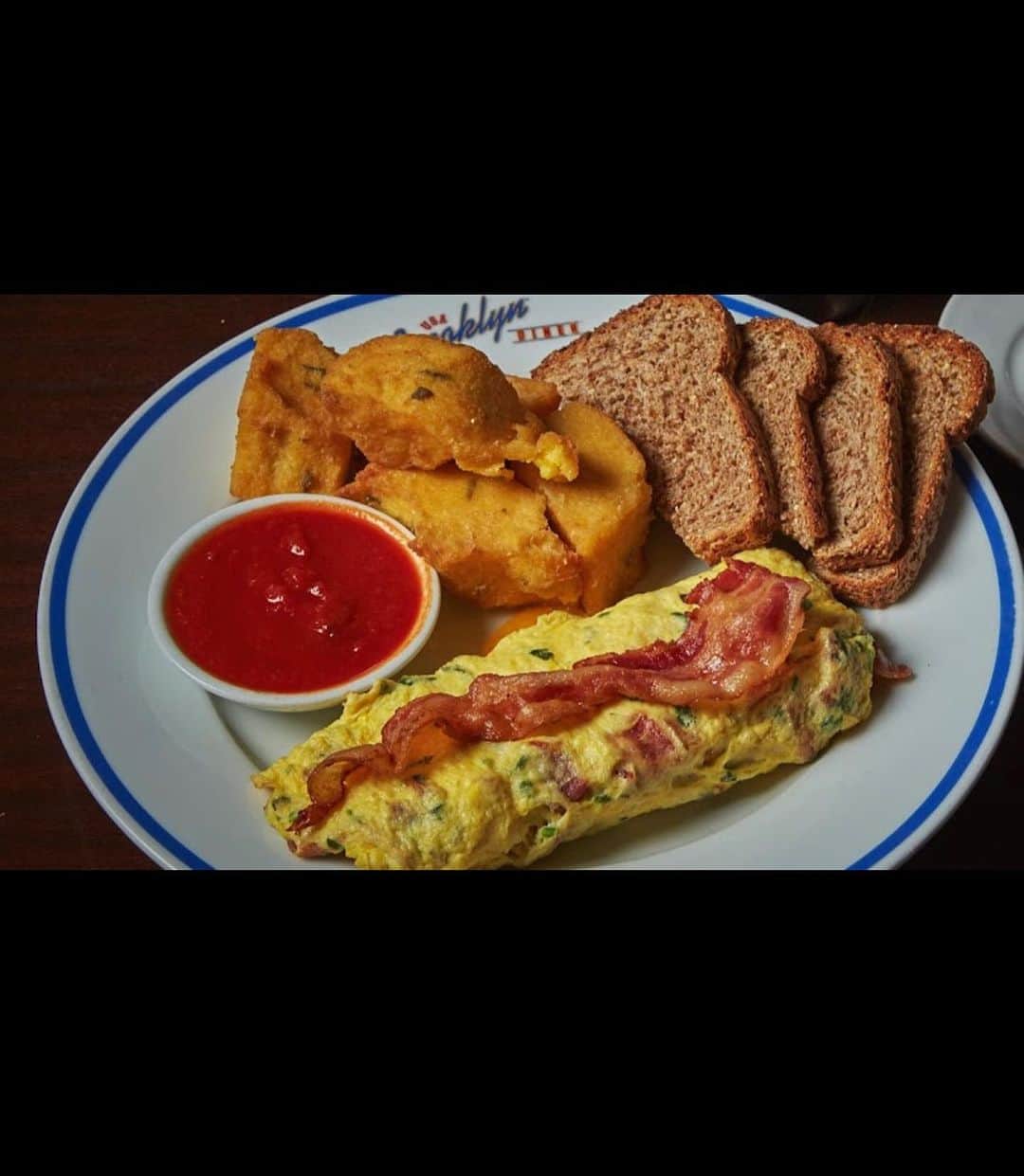 デイビーボーイ・スミス・ジュニアのインスタグラム：「Salute to the Brooklyn Diner! 😋 🥓 🥚 a little toast here in there ain’t so bad either 😜」