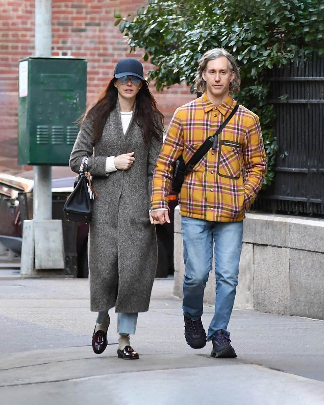 サントーニのインスタグラム：「New York fall vibes only. @annehathaway was spotted with her husband in NYC wearing #SantoniAndrea tasseled loafers.  #InSantoni #AnneHathaway #Santoni」