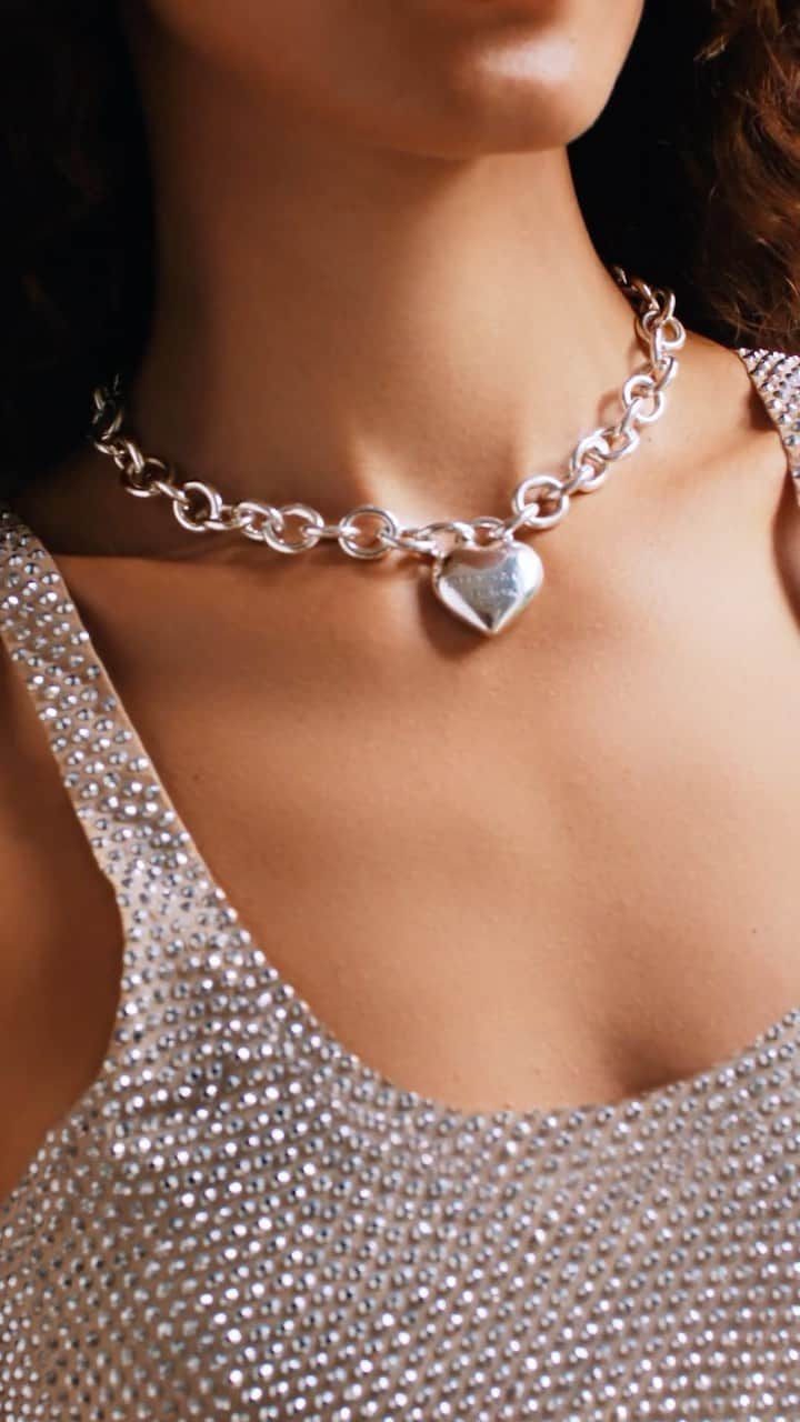 ティファニーのインスタグラム：「As definitions of love expand over time, so too does the heart. Our new Return to Tiffany® Full Heart collection is a celebration of love and its many dimensions, introduced just in time for the holidays. Link in bio. #ATiffanyHoliday #ReturnToTiffany #TiffanyAndCo」