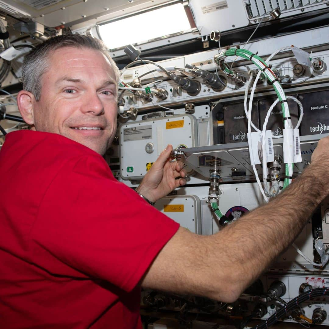 国際宇宙ステーションのインスタグラム：「What has the Expedition 70 crew been up to this month? Let's take a look... 📸  Pic 1) ESA (European Space Agency) astronaut Andreas Mogensen replaces computer hardware inside the Advanced Space Experiment Processor-2 (ADSEP-2) that can house and process samples for a variety of biological and physical science experiments.  Pic 2) NASA astronaut Loral O'Hara configures spacewalking tools inside the International Space Station's Quest airlock.  Pic 3) JAXA (Japan Aerospace Exploration Agency) astronaut Satoshi Furukawa works in the International Space Station's Tranquility module clearing hardware and making space inside the NanoRacks Bishop airlock.  Pic 4) NASA astronaut Jasmin Moghbeli works in the Harmony module and calibrates an ultrasonic inspection device that uses high-frequency sound waves to analyze materials aboard the International Space Station.  #nasa #international #space #station #esa #jaxa #astronaut #science #research」