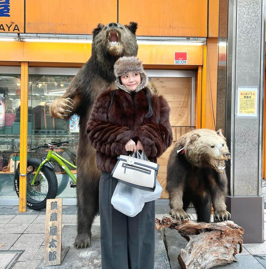 加藤愛梨さんのインスタグラム写真 - (加藤愛梨Instagram)「➰🍂🍁‎北海道でほぼ熊さんコーデ🐻‍ 中野さん(中野に住む加藤さん(親戚の叔母さん))から頂いたファーコートと妹がお貸しくださったお帽子 ふわふわでたのちかった、街中で熊さんに遭遇 ホテル帰ったら熊に人間が襲われる事件、札幌で多発しておりますと櫻井翔くんが全国ニュースでお話されていて、ピンポイントで札幌にいた私びっくりした。 銀杏の葉っぱ、かわいかったな」11月25日 0時06分 - l_ovepear