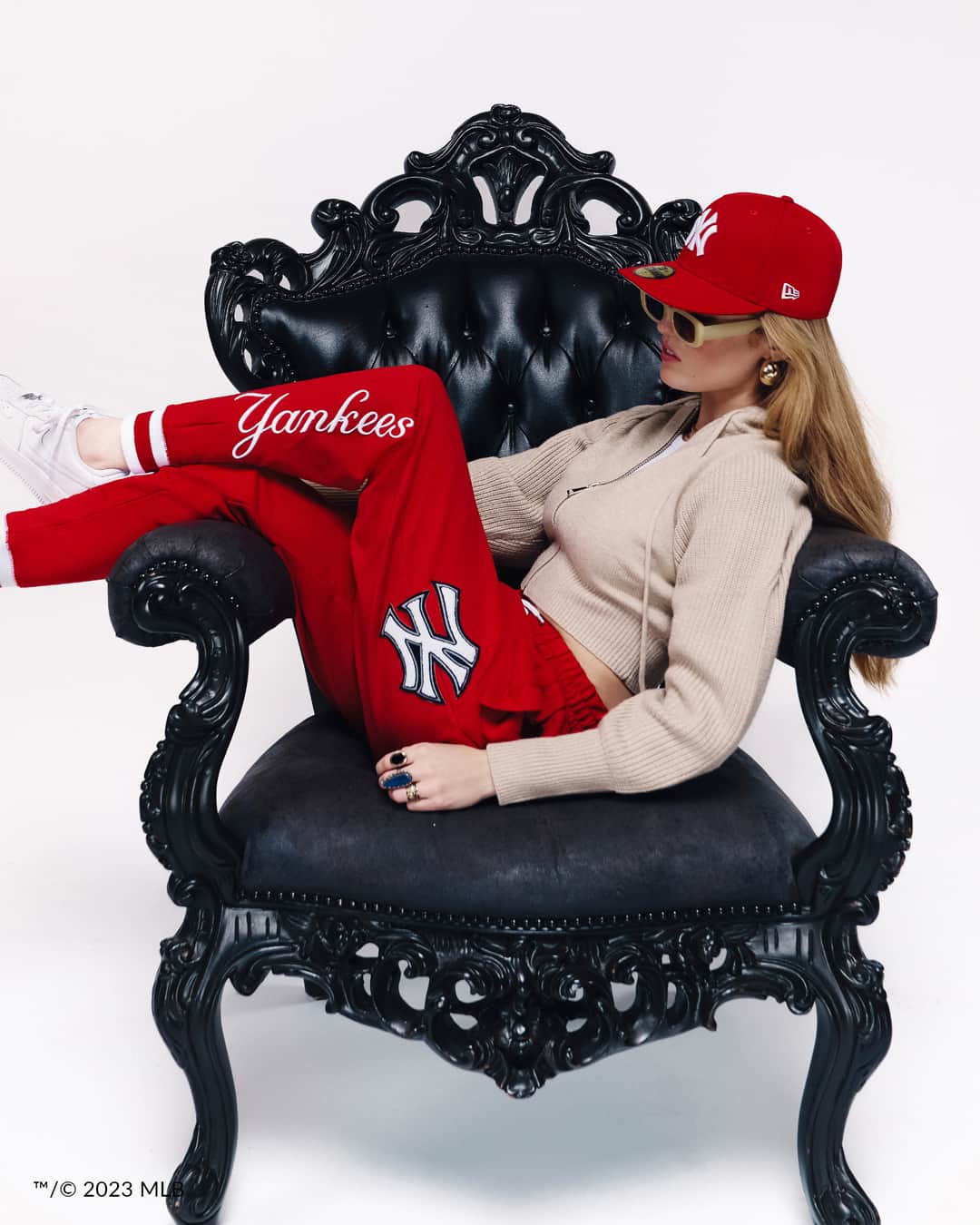 ニューエラ・キャップのインスタグラム：「See your favorites in a new light with the latest Logo Select collection featuring new colorways and silhouettes from the Dodgers and Yankees.」
