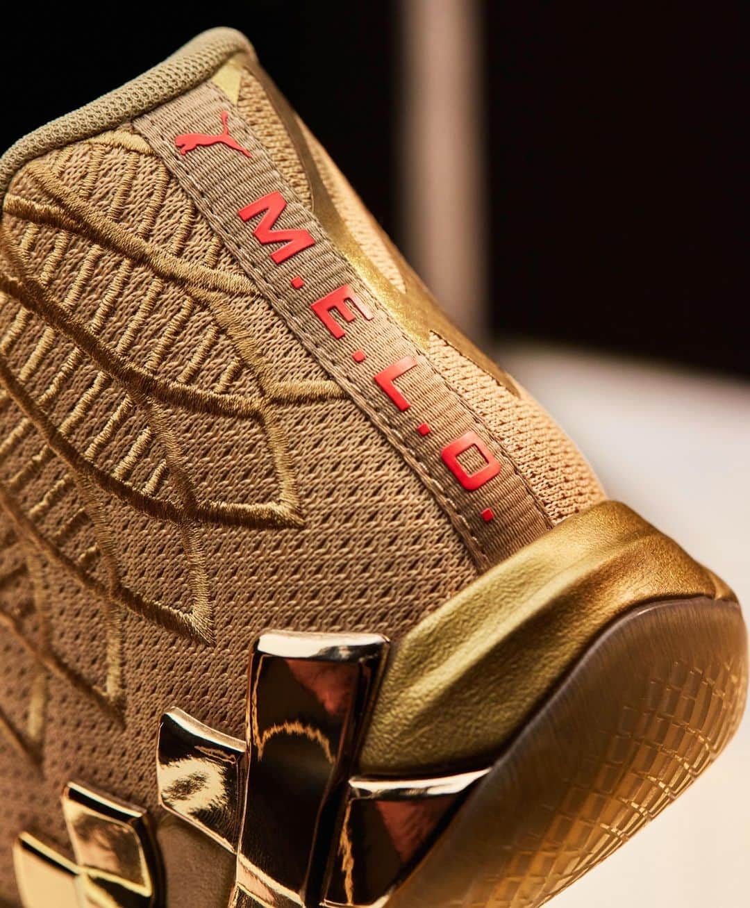 Foot Lockerのインスタグラム：「Fit for royalty 👑   MB.01 Golden Child available now, only at Foot Locker.」