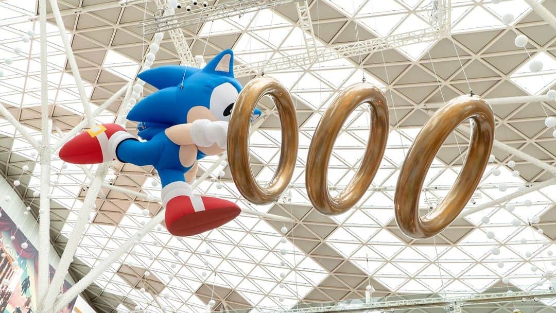 SEGAさんのインスタグラム写真 - (SEGAInstagram)「Check out the new Sonic Superstars instalment at Westfield London, isn’t it so cool?! 🦔   Come and take a selfie with Dr Eggman while you do your Black Friday shopping 🖤」11月25日 0時00分 - sega