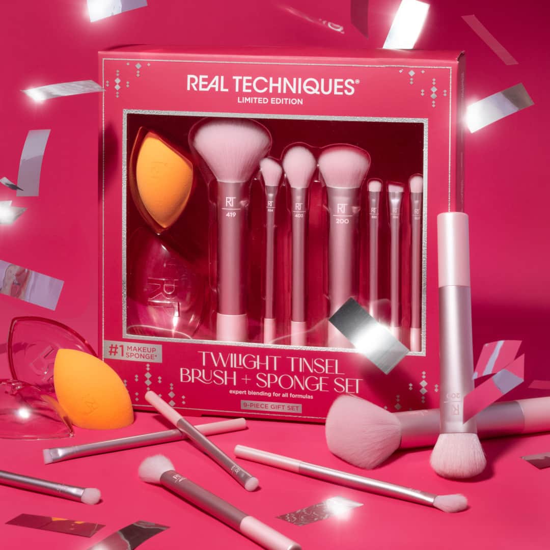 Real Techniquesのインスタグラム：「It wouldn't be Black Friday without a limited-time sale 🤩  Run (yes, RUN!) to @ultabeauty for 40% off the Twilight Tinsel Brush + Sponge Set!」