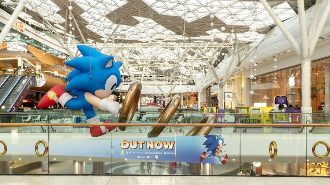 SEGAさんのインスタグラム写真 - (SEGAInstagram)「Check out the new Sonic Superstars instalment at Westfield London, isn’t it so cool?! 🦔   Come and take a selfie with Dr Eggman while you do your Black Friday shopping 🖤」11月25日 0時00分 - sega