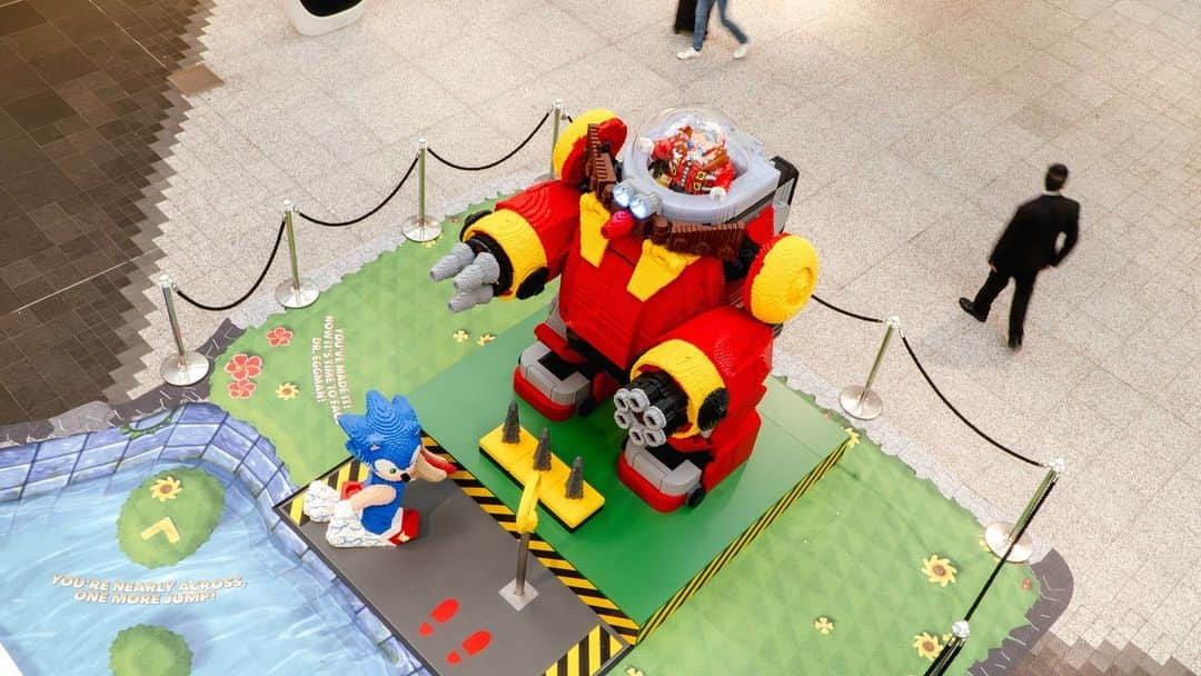 SEGAのインスタグラム：「Check out the new Sonic Superstars instalment at Westfield London, isn’t it so cool?! 🦔   Come and take a selfie with Dr Eggman while you do your Black Friday shopping 🖤」