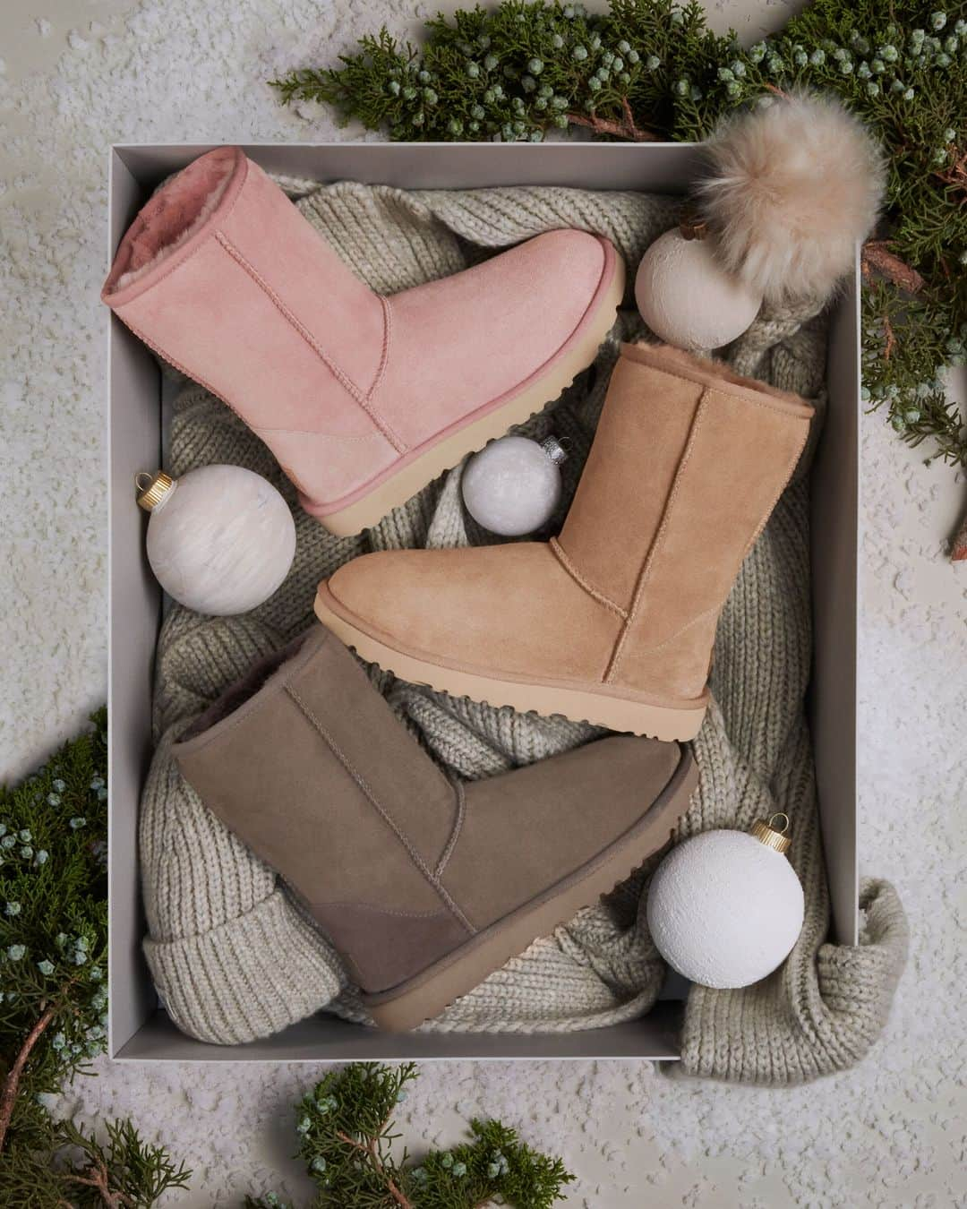 アグのインスタグラム：「Get 👏 those 👏 deals.  Black Friday sale is now live on UGG.com.   #UGG #FeelsLikeUgg #BlackFriday #Sale #Deals」