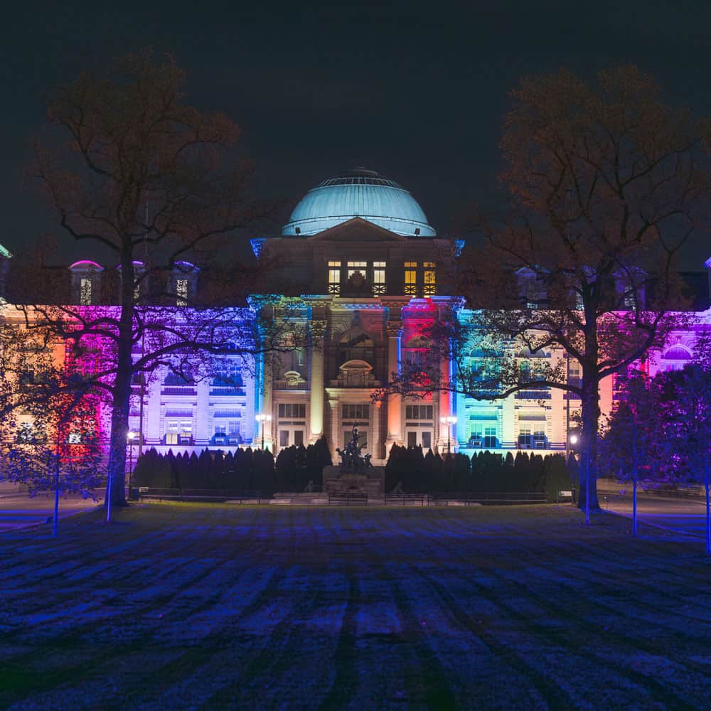 ニューヨーク植物園さんのインスタグラム写真 - (ニューヨーク植物園Instagram)「No time like the present to shake off that filling holiday meal in NYC's most beautiful 250 acres—and keep the celebration going with friends and loved ones as we light up the Garden this weekend! 🎉💡   With the Holiday Train Show in full swing throughout the weekend, and NYBG GLOW on Friday and Saturday night bringing all the twinkling fun of the holiday season—complete with light bites from the @BronxNightMarket, warming winter drinks, and brilliantly lit landscapes and architecture to explore—you don't want to miss out on this year's show.   Grab your family, your camera, and your favorite winter hat, and visit the link in our bio to get your tickets now. 🎟️   #NYBGglow #HTSNYBG」11月25日 0時01分 - nybg