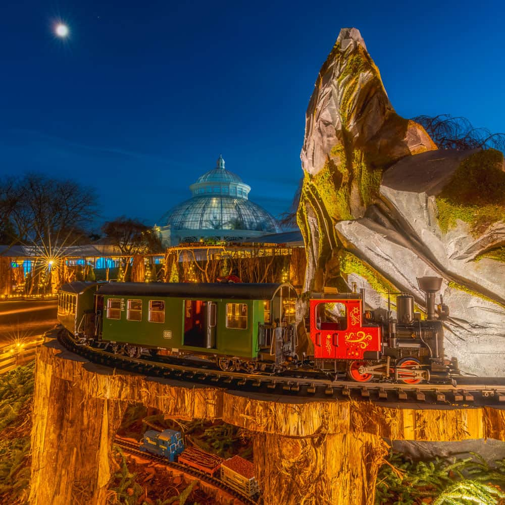 ニューヨーク植物園のインスタグラム：「No time like the present to shake off that filling holiday meal in NYC's most beautiful 250 acres—and keep the celebration going with friends and loved ones as we light up the Garden this weekend! 🎉💡   With the Holiday Train Show in full swing throughout the weekend, and NYBG GLOW on Friday and Saturday night bringing all the twinkling fun of the holiday season—complete with light bites from the @BronxNightMarket, warming winter drinks, and brilliantly lit landscapes and architecture to explore—you don't want to miss out on this year's show.   Grab your family, your camera, and your favorite winter hat, and visit the link in our bio to get your tickets now. 🎟️   #NYBGglow #HTSNYBG」