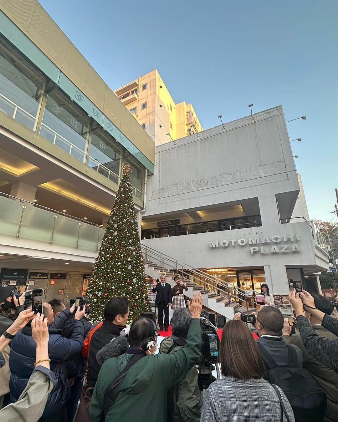丸りおなさんのインスタグラム写真 - (丸りおなInstagram)「.  元町クリスマス2023 クリスマスツリー点灯式 ありがとうございました🎄🤍  去年に引き続き、点灯式に呼んで頂けて感謝の気持ちでいっぱいです。  そして、、なんと2年連続で 『元町トゥインクルクリスマス2023』のイメージモデルをさせて頂けることになりました！😭❤️  大好きな元町を盛り上げられるように頑張ります！  皆さんも元町で素敵なクリスマスシーズンをお楽しみください♡  改めて、本日は平日にも関わらず お越し下さりありがとうございました🥰 そして 関係者の皆さま、報道陣の皆さまありがとうございました！  👗: @kitamura_bag 　　@kitamura_newlabel   ＃元町 #丸りおな #まるりお #横浜 #元町ショッピングストリート #元町クリスマスツリー #元町クリスマス #イルミネーション　#元町クリスマス2023 #横浜デート #横浜クリスマス #点灯式 #クリスマスツリー点灯式 #冬服 #チェックスカート #低身長 #低身長コーデ」11月25日 0時02分 - _riona81