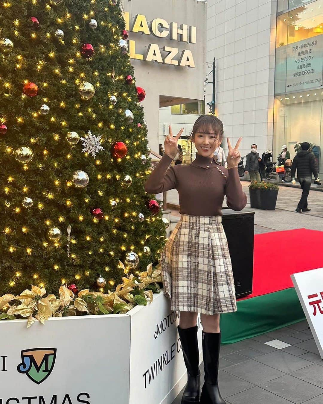 丸りおなのインスタグラム：「.  元町クリスマス2023 クリスマスツリー点灯式 ありがとうございました🎄🤍  去年に引き続き、点灯式に呼んで頂けて感謝の気持ちでいっぱいです。  そして、、なんと2年連続で 『元町トゥインクルクリスマス2023』のイメージモデルをさせて頂けることになりました！😭❤️  大好きな元町を盛り上げられるように頑張ります！  皆さんも元町で素敵なクリスマスシーズンをお楽しみください♡  改めて、本日は平日にも関わらず お越し下さりありがとうございました🥰 そして 関係者の皆さま、報道陣の皆さまありがとうございました！  👗: @kitamura_bag 　　@kitamura_newlabel   ＃元町 #丸りおな #まるりお #横浜 #元町ショッピングストリート #元町クリスマスツリー #元町クリスマス #イルミネーション　#元町クリスマス2023 #横浜デート #横浜クリスマス #点灯式 #クリスマスツリー点灯式 #冬服 #チェックスカート #低身長 #低身長コーデ」