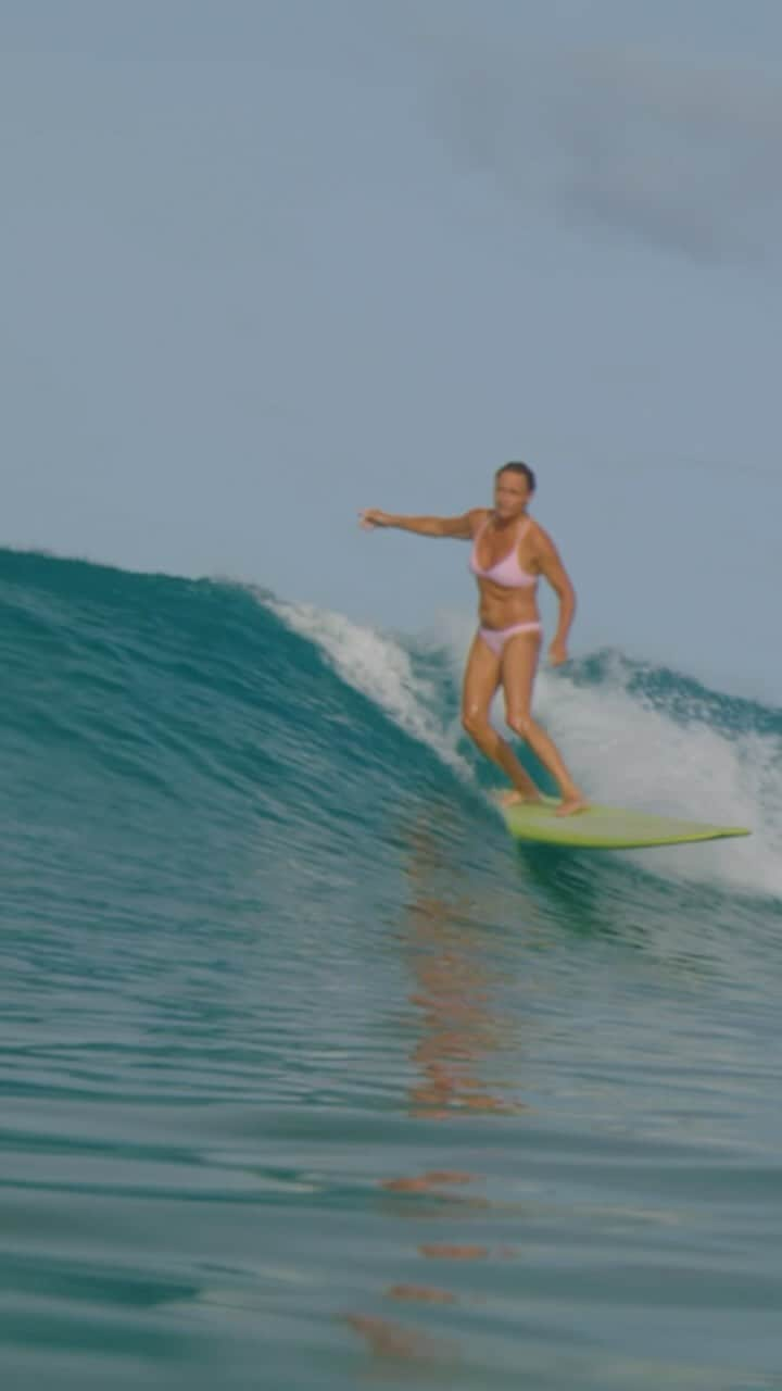 ロキシーのインスタグラム：「The OG ROXY girl, @andersenlisa cruising through Waikiki 🌺」