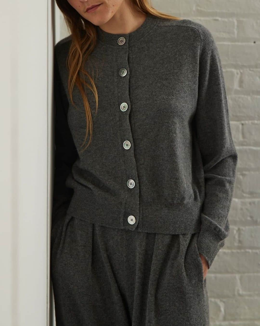 デミリーのインスタグラム：「We love an allover cashmere set—featuring Gwen Cardigan + Lukan Pant in Dark Heather Grey from our Signature Cashmere collection.」