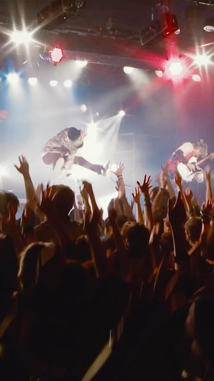 FLOWのインスタグラム：「『帰還者の魔法は特別です』オープニングテーマ「GET BACK」が、11月22日にリリースされました🎸✨  【初回生産限定盤】に付属するBlu-rayには、アルバム「Voy⭐︎⭐︎⭐︎」を引っ提げた全国ツアー『FLOW 20th ANNIVERSARY LIVE TOUR 2023「Voy☆☆☆」』の最終公演の模様がフルで収録されています🎶✨  是非お手にとってご視聴下さい👀  さらに、『NARUTO -ナルト-』カバーアルバムを引っ提げたツアー 『FLOW THE CARNIVAL 2023 ～NARUTO縛り～』が、チケット先着一般販売中🔥  【日程】12月6日(水)　 【会場】大阪・Zepp Osaka Bayside  【日程】12月13日(水)　 【会場】神奈川・KT Zepp Yokohama  【日程】12月14日(木) 【会場】神奈川・KT Zepp Yokohama  #japaneseband #anime #animemusic #japanesemusic #jpop #jrock #jmusic  #NARUTO #ナルト #ナルト疾風伝 #GO!!! #GETBACK #帰還者の魔法は特別です #FLOW #FLOW_JAPAN」
