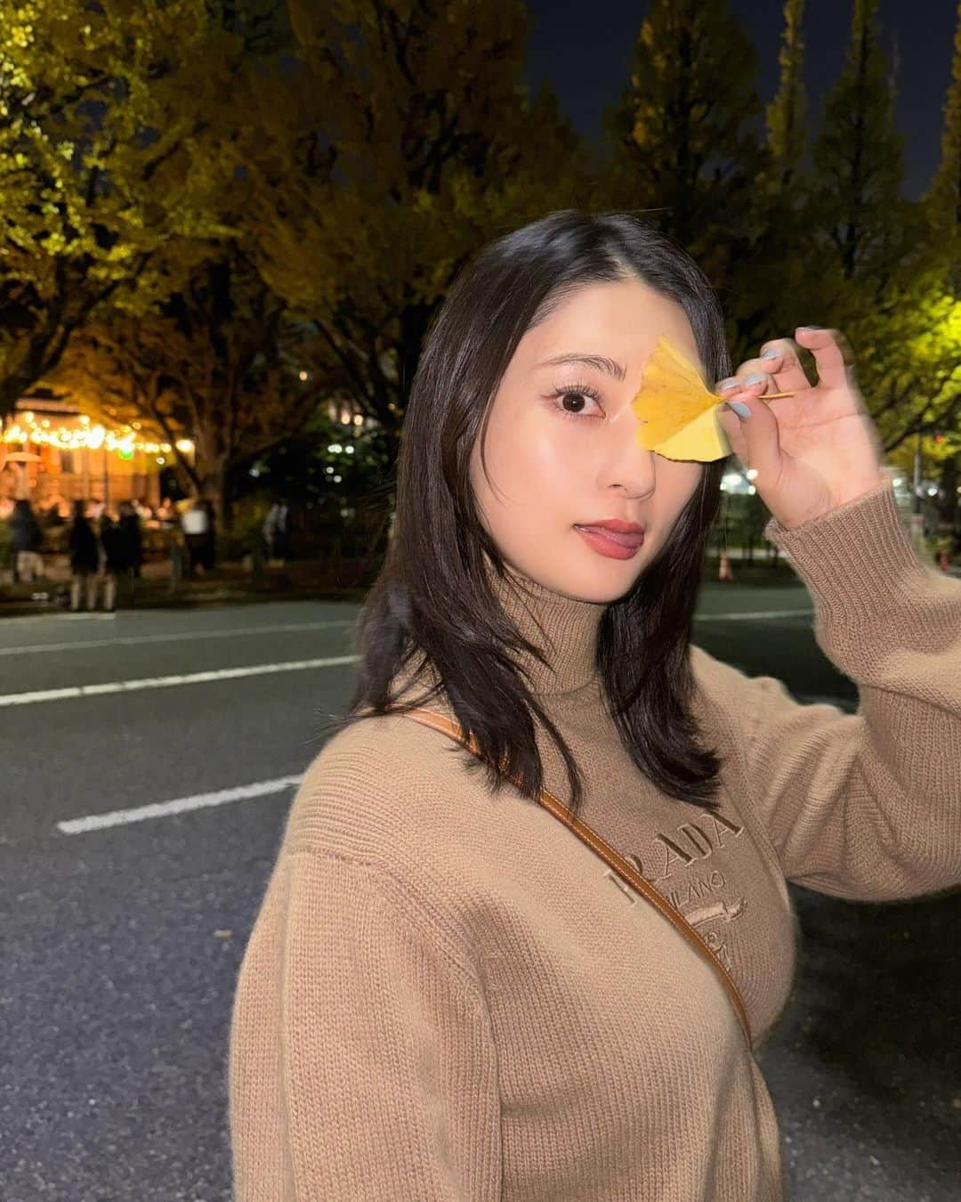 繭さんのインスタグラム写真 - (繭Instagram)「ㅤㅤㅤ  外苑いちょう並木🍂 ㅤ ストーリーには載せていますが、 今ドバイに来ております☺️ 数日前のこの写真撮った時に寒いって言ってたのが 嘘みたいにこちらは暑いです🤣 ドバイの投稿もたくさんするね♡ ㅤㅤㅤ #外苑前 #外苑いちょう並木 #followme #followmejp #followjp」11月25日 0時04分 - mayumayu1008