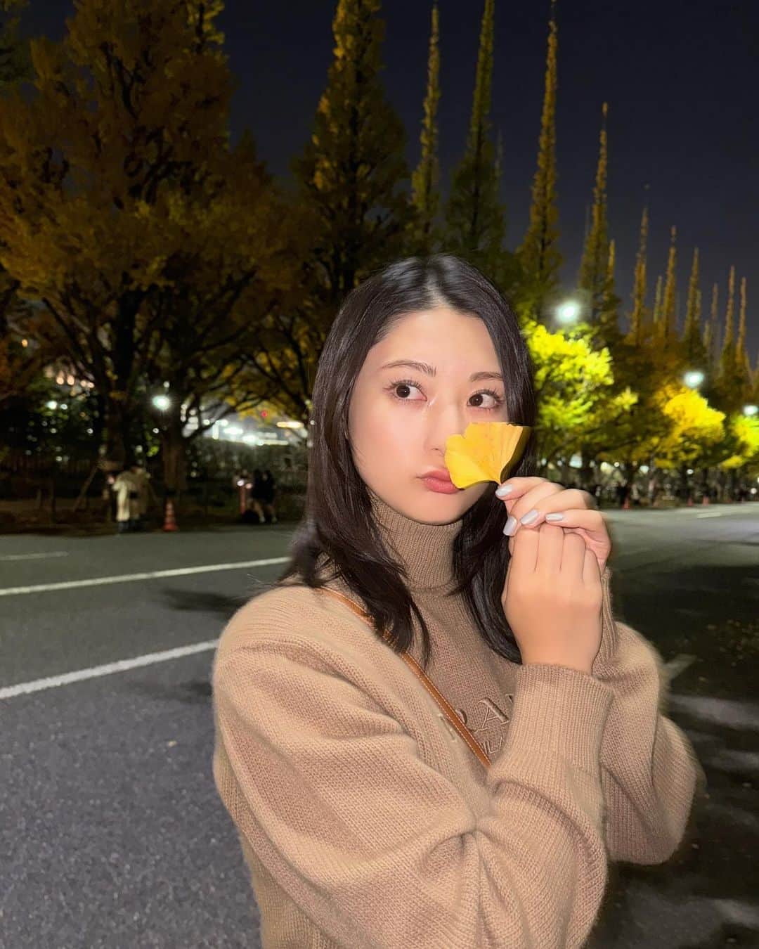 繭のインスタグラム：「ㅤㅤㅤ  外苑いちょう並木🍂 ㅤ ストーリーには載せていますが、 今ドバイに来ております☺️ 数日前のこの写真撮った時に寒いって言ってたのが 嘘みたいにこちらは暑いです🤣 ドバイの投稿もたくさんするね♡ ㅤㅤㅤ #外苑前 #外苑いちょう並木 #followme #followmejp #followjp」