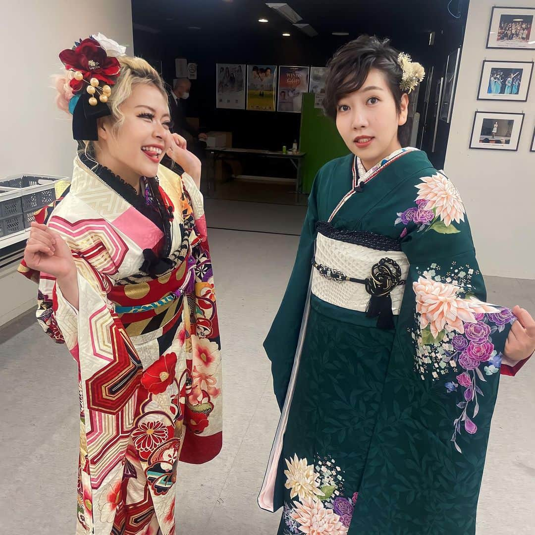 荒川さんのインスタグラム写真 - (荒川Instagram)「振袖🌹🖤❤️🤍 イベントで着させていただきました💖💖💖💖🪞  髪や着付け、して頂いたみなさんも本当にありがとうございました*\(^o^)/*💖💖🥲  ものすごく大変なんだなあと実感！！！！！ 平安時代に友達がおったら、あんたほんますごいな ってLINE入れるところでした！！！！🥰  成人を迎える皆さんが 素敵な人生になりますょーに💖💖💖💖💖💖💖💖💖💖💖💖💖💖💖💖💖💖💖💖」11月25日 0時14分 - khkhkhzk