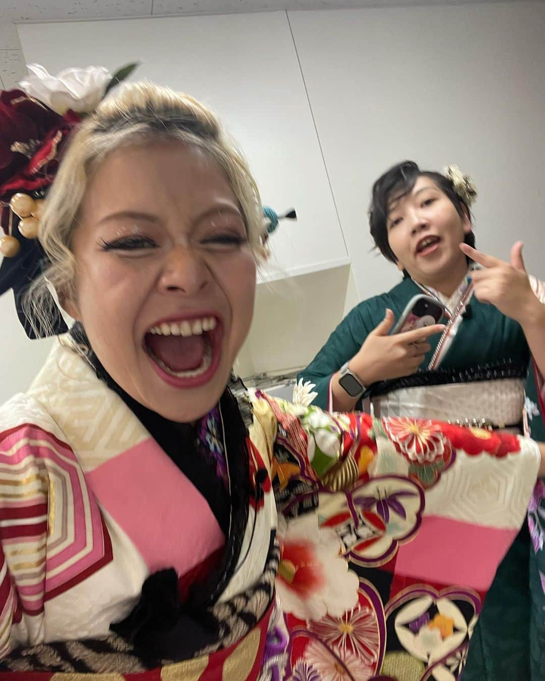 荒川さんのインスタグラム写真 - (荒川Instagram)「振袖🌹🖤❤️🤍 イベントで着させていただきました💖💖💖💖🪞  髪や着付け、して頂いたみなさんも本当にありがとうございました*\(^o^)/*💖💖🥲  ものすごく大変なんだなあと実感！！！！！ 平安時代に友達がおったら、あんたほんますごいな ってLINE入れるところでした！！！！🥰  成人を迎える皆さんが 素敵な人生になりますょーに💖💖💖💖💖💖💖💖💖💖💖💖💖💖💖💖💖💖💖💖」11月25日 0時14分 - khkhkhzk