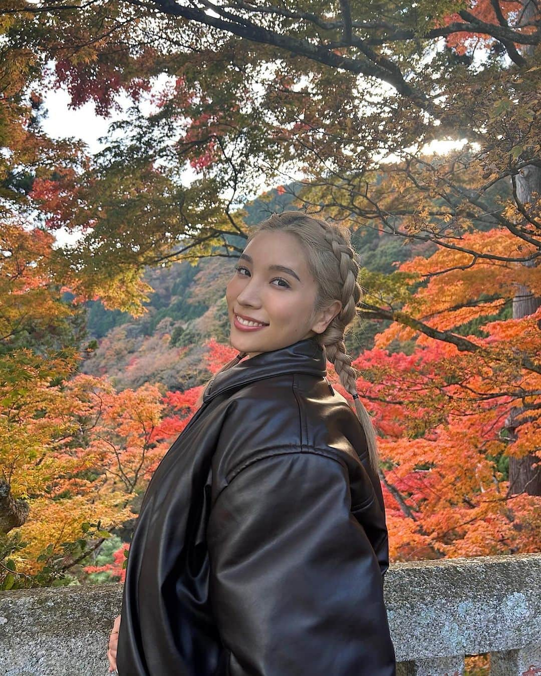 REONAさんのインスタグラム写真 - (REONAInstagram)「修学旅行気分で朝8時集合して紅葉狩り🍁 想像より混んでたし行き着くまで大変だったけどそれ以上にいい景色がみれたし自然はやっぱり癒される🌱😍  みんなで手繋いで下山したのもいい思い出⛰️🥹❤️」11月25日 0時06分 - reona.0504