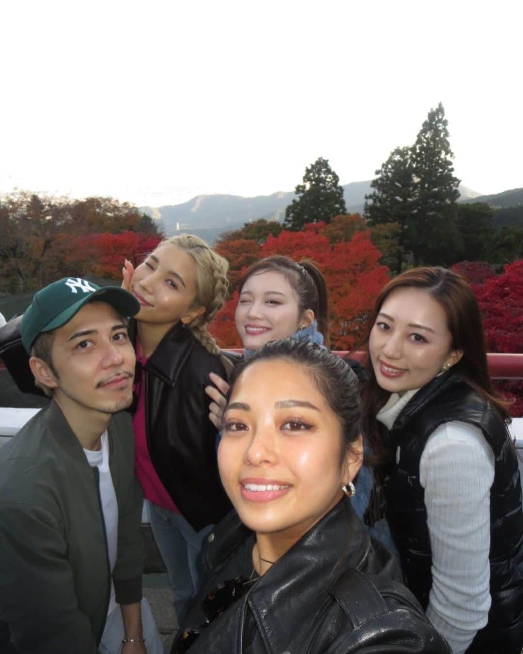 REONAさんのインスタグラム写真 - (REONAInstagram)「修学旅行気分で朝8時集合して紅葉狩り🍁 想像より混んでたし行き着くまで大変だったけどそれ以上にいい景色がみれたし自然はやっぱり癒される🌱😍  みんなで手繋いで下山したのもいい思い出⛰️🥹❤️」11月25日 0時06分 - reona.0504