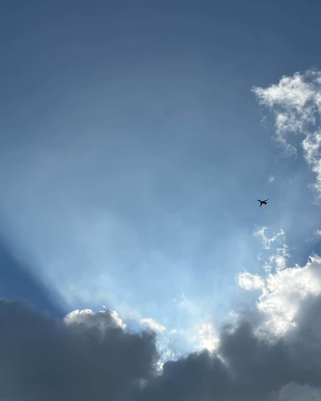 田村響華さんのインスタグラム写真 - (田村響華Instagram)「⁡ 夏からこつこつと空の写真をためてました わたしは夕陽が出る前の桃色雲が好き🍑 ⁡ 高校生のころ(沖縄時代)台風が来る前の空がピンクと紫がかってて大好きだったことを思い出した~ ⁡ 好きなものって変わらないかも☁️ ⁡ #空 #入道雲 #雲」11月25日 0時07分 - kyo_ka1016