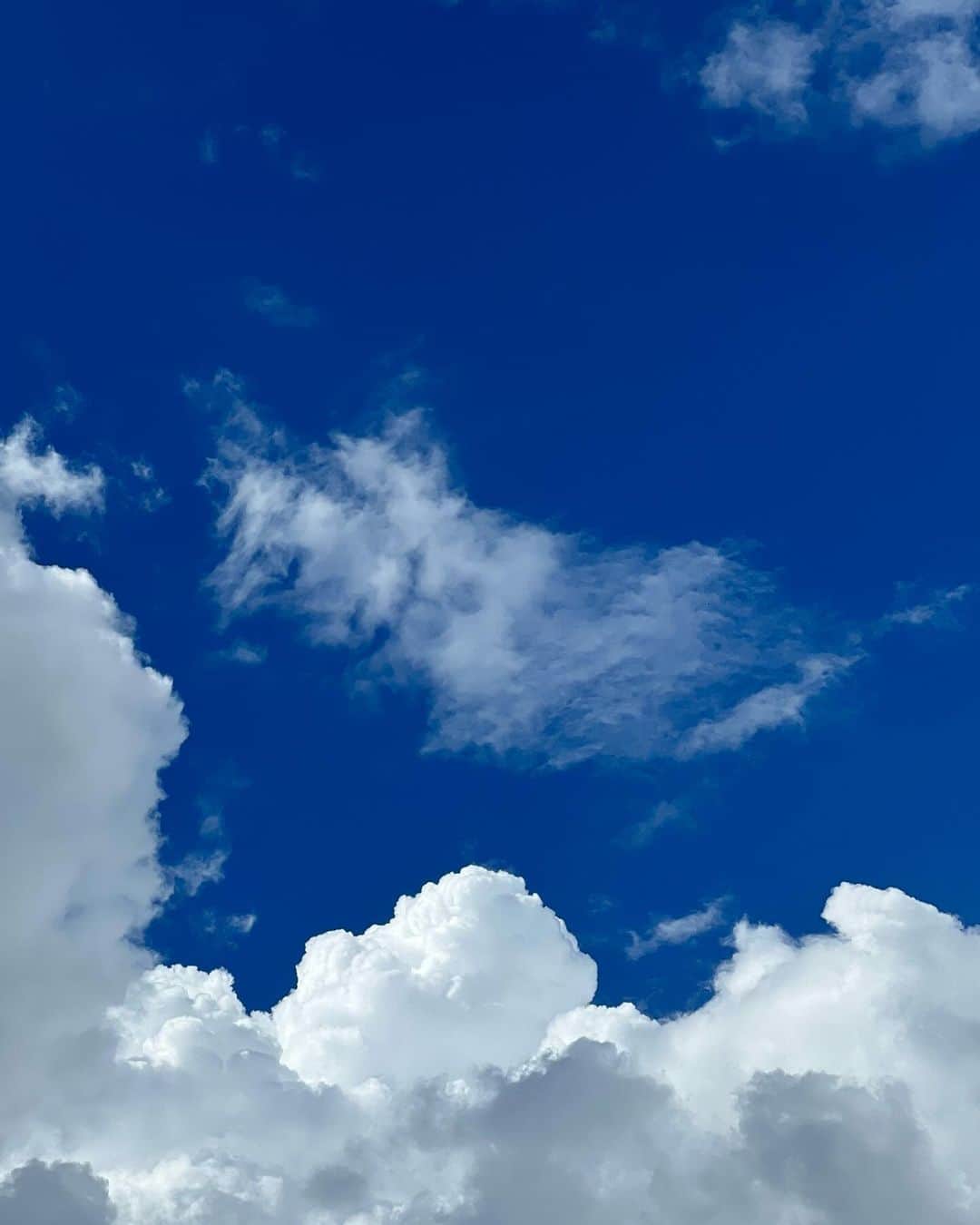田村響華のインスタグラム：「⁡ 夏からこつこつと空の写真をためてました わたしは夕陽が出る前の桃色雲が好き🍑 ⁡ 高校生のころ(沖縄時代)台風が来る前の空がピンクと紫がかってて大好きだったことを思い出した~ ⁡ 好きなものって変わらないかも☁️ ⁡ #空 #入道雲 #雲」