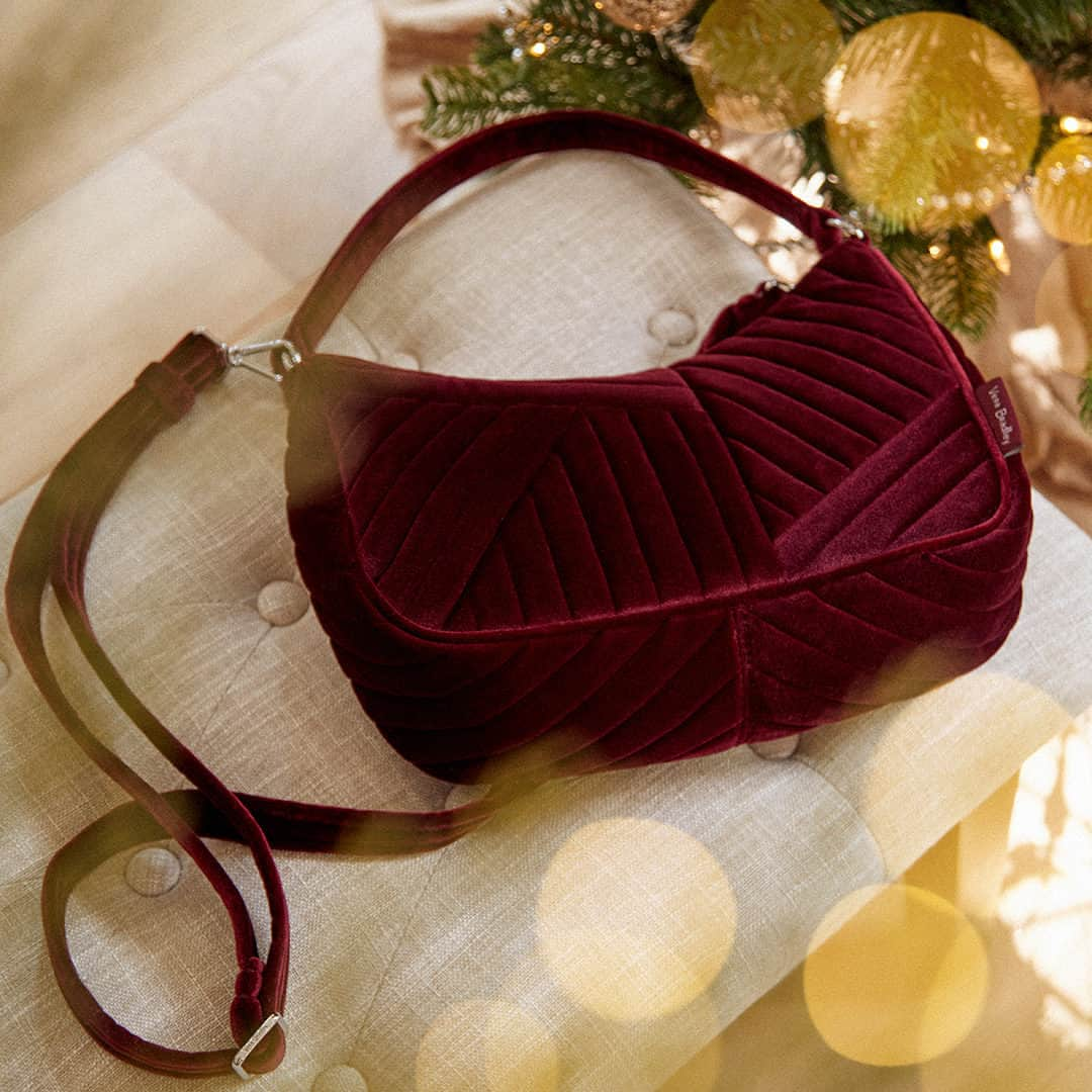 ヴェラブラッドリーのインスタグラム：「🚨Trend Flash🚨 Add some color to your holiday looks with this season's must have: deep red. 〰️ Now 30% off! 〰️  #verabradley #red #holidayinspo #winterfashioninspo #velvet #shoulderbag」