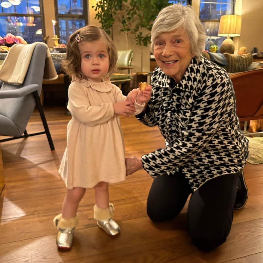 アンディー・コーエンさんのインスタグラム写真 - (アンディー・コーエンInstagram)「My mom and my little girl ♥️ (…and Lucy’s Loub’s, courtesy of @bevysmith)」11月25日 0時10分 - bravoandy