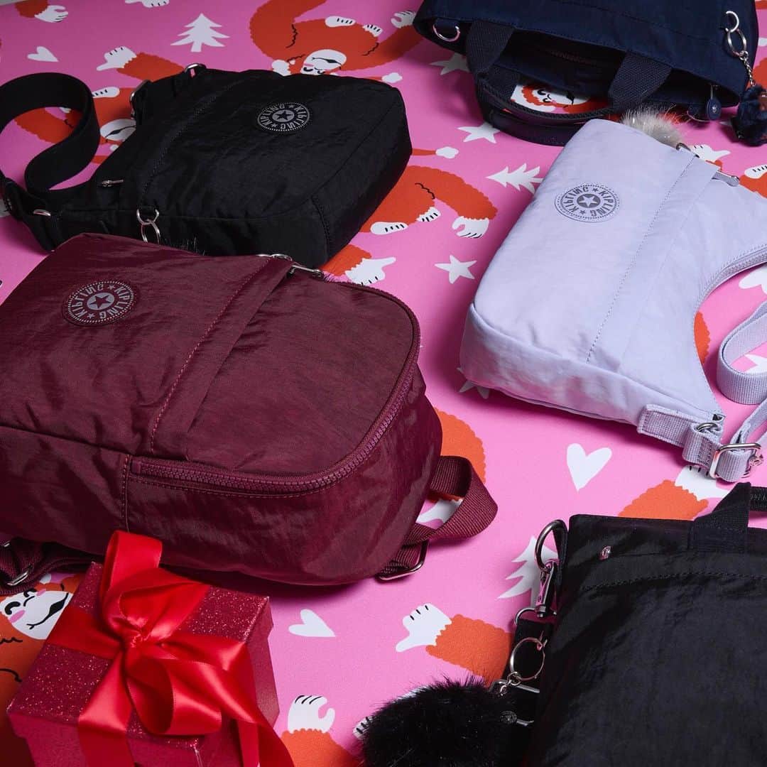 キプリングさんのインスタグラム写真 - (キプリングInstagram)「It's officially gifting season and Kipling has the bags you need! Get gifting for yourself or a loved one 🎁  #AllThingsMerry #ChristmasSeason #Gifting #HolidaySeason #NeverWithoutMyKipling #LiveLight」11月25日 0時15分 - kiplingusa