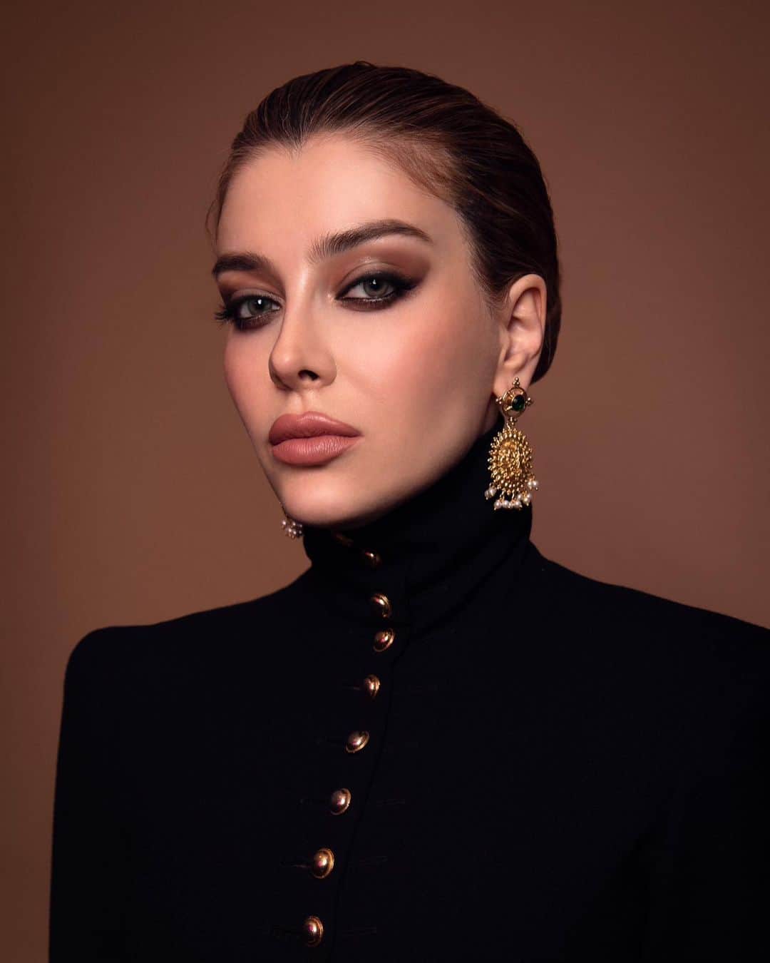 エレナ・サチンのインスタグラム：「Aging gracefully into a Disney villain. Happy Birthday to me (polishes poison apple).」