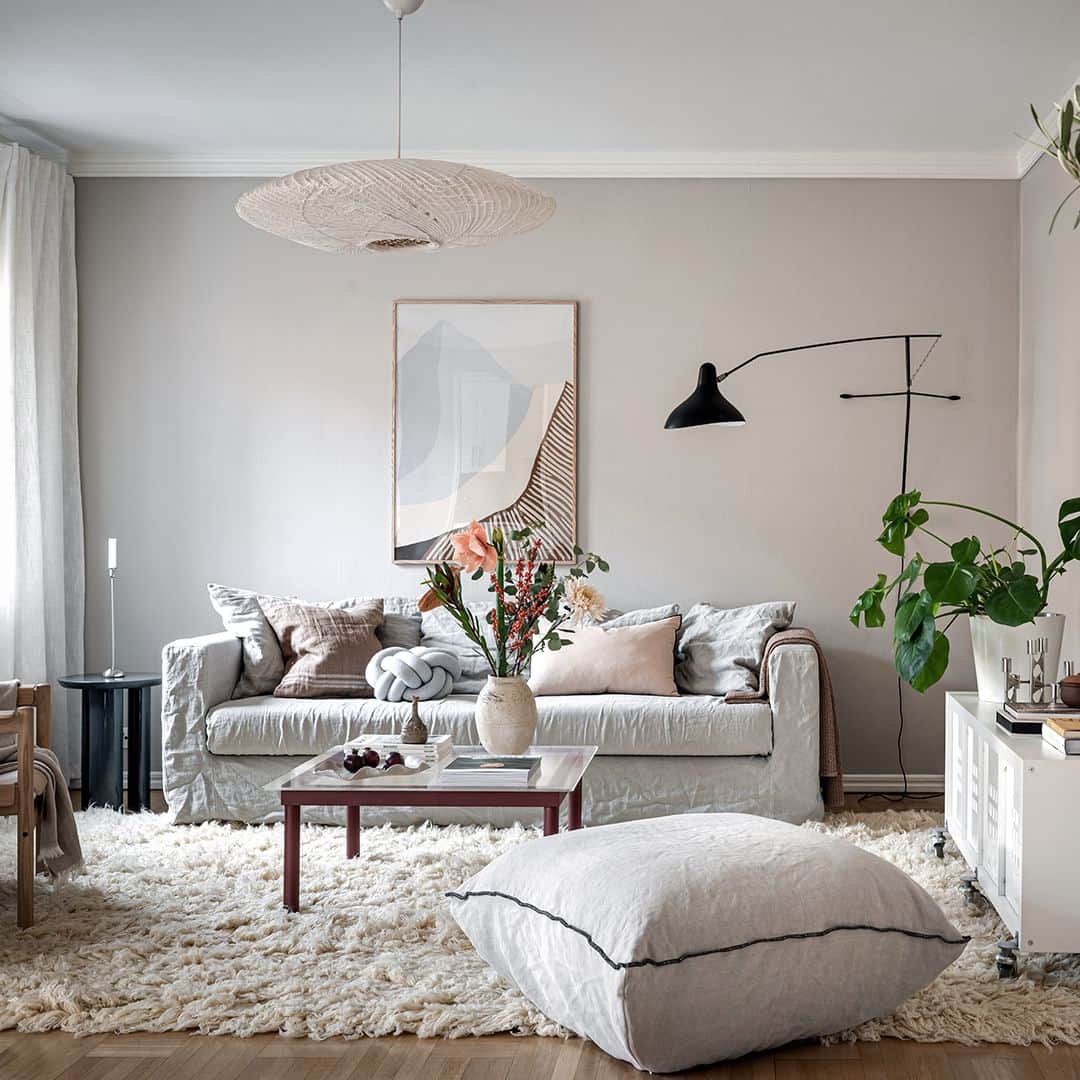 Bjurforsのインスタグラム：「Spatiös tvåa på en av Göteborgs mest attraktivaste adresser? Välkommen in till fina Chalmersgatan 18 🤍  Chalmersgatan 18 | 2 ROK. Foto: @fredrikjkarlsson  Styling: @josefssonljung   #bjurforsgöteborgcity #mäklareamandaöst #göteborg #vardagsrum #livingroomdecor」