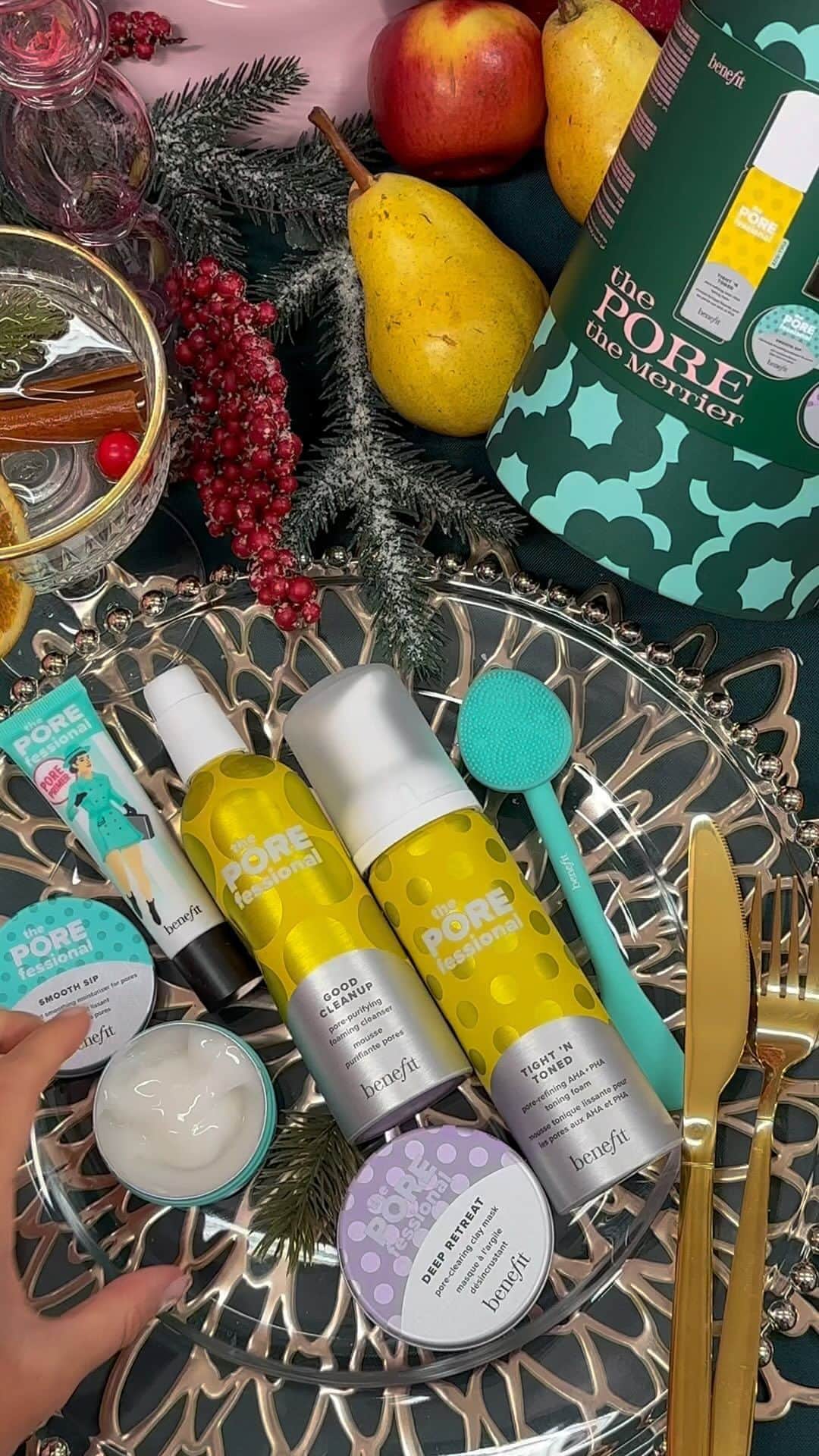 Benefit Cosmetics UKのインスタグラム：「Take your pores to the spa with our Pore the Merrier Holiday Set.   Now available in our Black Friday Sale!   RUN!   #blackfriday #porecare #benefituk #blackfridaydeals #christmasgiftingideas #skincareset #beautygiftset #beautyholiday」