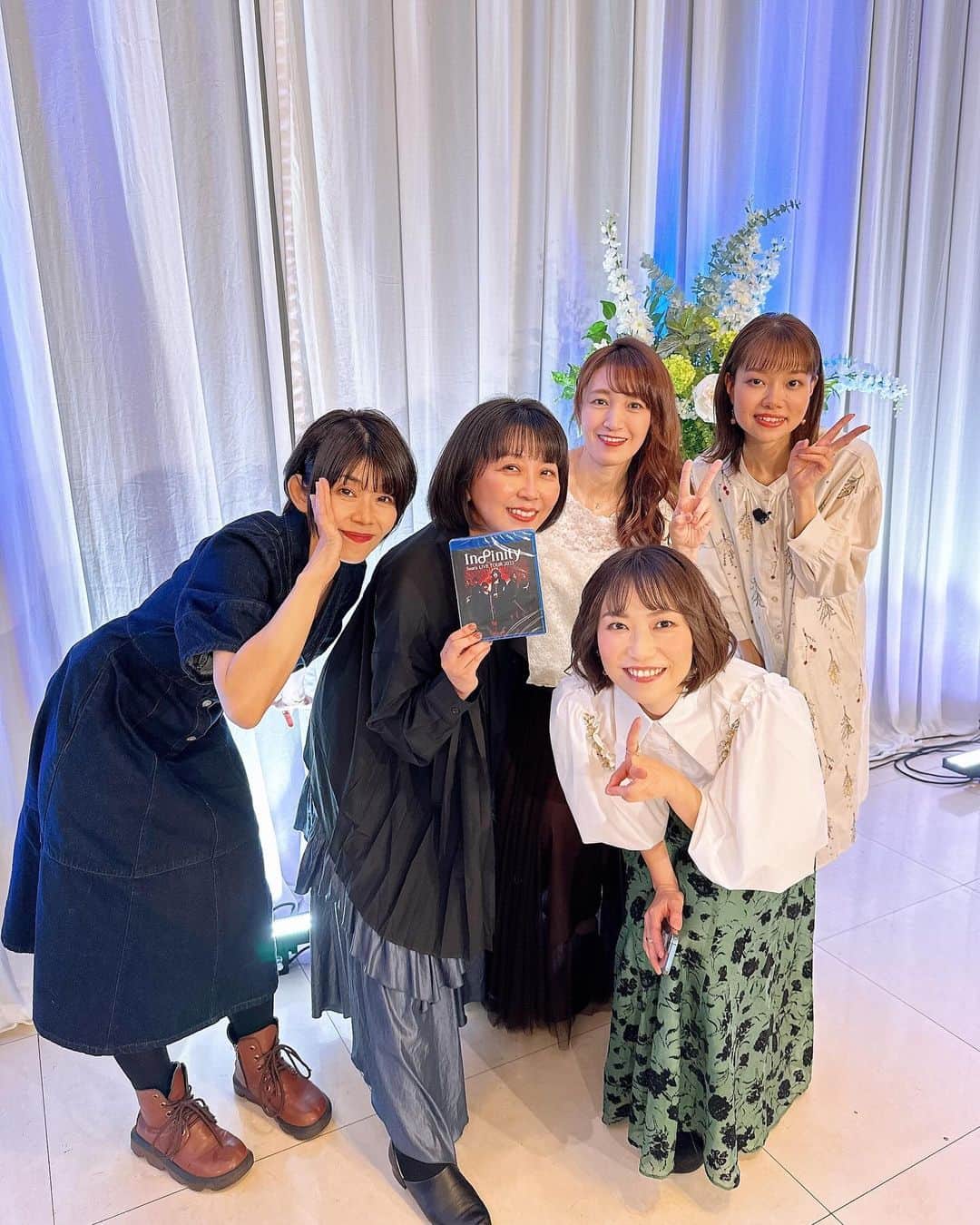 生天目仁美 のインスタグラム：「アクアプラスさんの特別生放送 終わりました〜！ 見てくれた皆様 ありがとうございますー！ 沢山発表がありましたねー😊  1枚目 久々に会ったから終わってからも 井戸端会議状態だった我ら（笑）  2枚目 裏の主役:構成作家儀武ちゃんと そばにいた福圓美里ちゃんを捕まえて😆  Suaraさんの歌が素晴らしすぎた… 泣かされちゃったぜぃ。  リオさんと涼子ちゃんと 前にやったイベント 『WHITE Heart2』 またやりたいねーと話したり  よねちゃんと 『学園祭がんばろうね』と 話したり  望月さんから 『大宙さんがホワルバ2の実況やる』 と聞いたり…  ってか、大宙さん 実況やるの？！ えー私も見ようー😁  次皆さんに会えるのは WHITE ALBUM2学園祭かな？🤔 配信も決定したので チケット買えなかった方は是非 …と、言いたいが… 私絶対どこかでヘマをすると思う！ 生配信なんて困るるるるるるるるぅ🤢 生暖かい目で見てくれる方、希望です（笑）  #アクアプラス来年30周年」