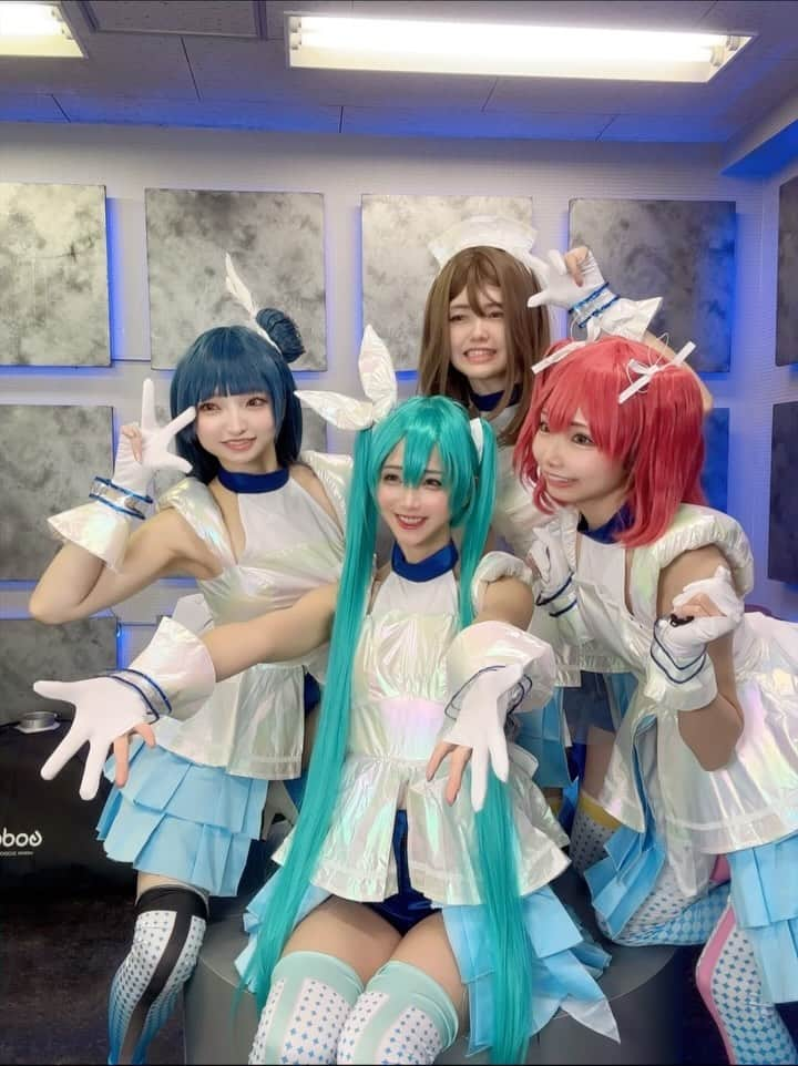 倉坂くるるのインスタグラム：「Aqours feat. 初音ミク🤍 みんなでコスプレできてばんばんざーい！でした！ まほれす、クオンちゃん、ここあんぬ ありがとう🫧  #Aqours #初音ミク #コスプレ #cosplay」