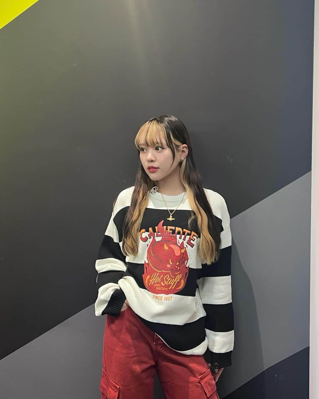 @onefive（ワンファイブ）のインスタグラム：「★Amazon Fashion★ 赤いカーゴパンツを使った赤コーデ❤️‍ Vivienne Westwoodのピアス&ネックレスも可愛いです^^*  BLACK Fridayセールでのおすすめ商品!!  https://www.amazon.co.jp/blackfriday  https://www.amazon.co.jp/shop/official.onefive  #amazonfashion #amazonで発見 #アマゾン #PR #onefive #onefive_KANO #Z世代リーダー」