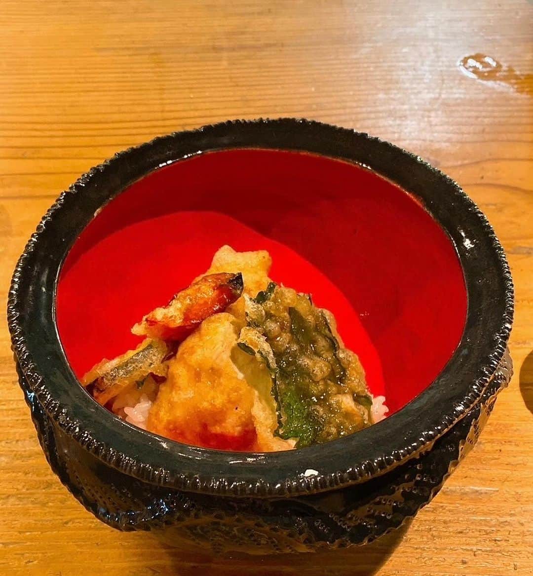 石津香織さんのインスタグラム写真 - (石津香織Instagram)「. ここは、 毎月、楽しみに お伺いしている だいどこなかさん♥️  @daidoko.naka   今日は、 息子と 楽しんできました。^ - ^  毎回 感動の6品で 3300円😃  倍の6600円でも、 お安いくらいの クオリティ🍾♥️😍  日本酒🍶が、 好きな息子は、 オーナーさんが お料理に 合わせてくださる 日本酒🍶に 感動😃  絶妙な ペアリング🍶  お料理6品 お酒🍶6種類で 6300円  安すぎる^ - ^ ほんまオススメ♥️ ぜひぜひ 行ってみてねー^ - ^  大阪難波から、 徒歩10分  大国町駅🚉 徒歩5分  難波ハッチの すぐそば @daidoko.naka   今日も、 幸せ時間を ありがとうございました。😊  @daidoko.naka   PR @daidoko.naka #だいどこなか #難波グルメ #こだわり日本酒 #大国町グルメ #日本酒居酒屋 #和食コース #和食ディナー #なにわグルメ」11月25日 0時23分 - kaori.ishizu