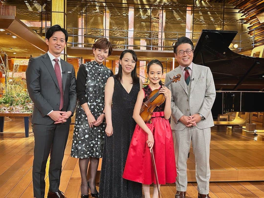 徳永有美のインスタグラム：「バイオリニストHIMARIさん。 @himariviolin.official  圧巻の演奏に、関わった全ての人が微動だに出来ぬほど釘付けになりました。今夜は放送を通じて観ている方々と共に、この若き素晴らしい才能に触れることができて本当に幸せでした。 偉大なHIMARIさん。 さらなるご活躍をたのしみにしています。」