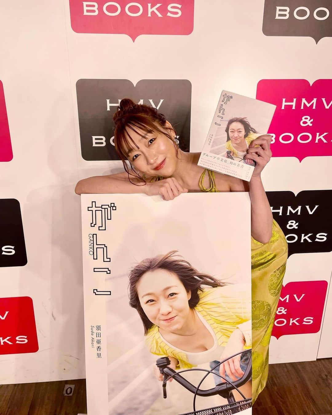 須田亜香里のインスタグラム：「写真は11月6日フォトエッセイ #がんこ お渡し会📷 HMV & BOOKS SHIBUYA様 会いに来てくださった皆様、ありがとうございました！ 握手もサインもチェキもお喋りも！ 全部全部嬉しかった💛  11月25日(土)名古屋でのお渡し会です！ 星野書店近鉄パッセ店にて13:00〜 当日券もご用意あります！ 服装もお楽しみに〜❄️  12月2日(土)は大阪！ タワーレコード梅田NU茶屋町店です🌼」