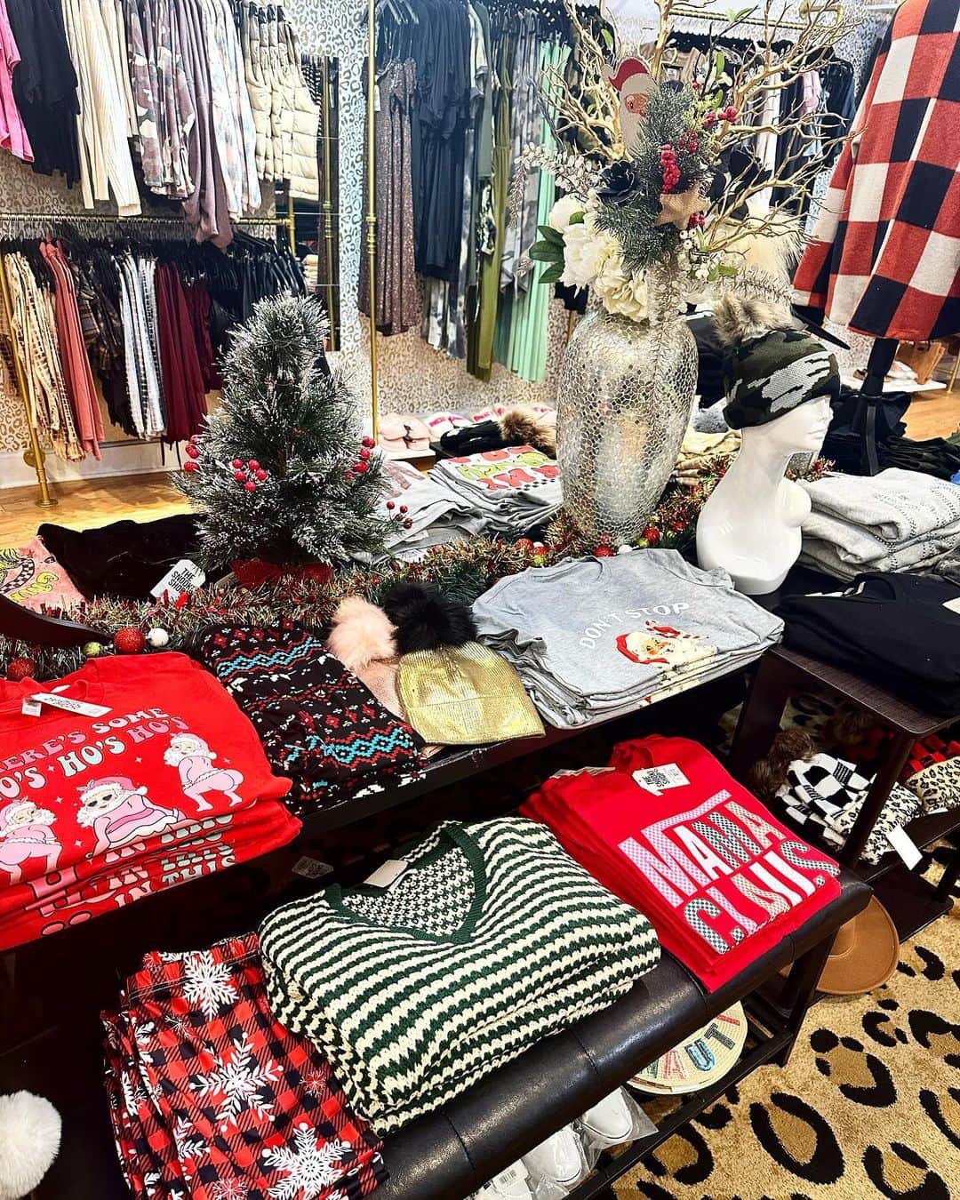 ニコール・ ポリッツィさんのインスタグラム写真 - (ニコール・ ポリッツィInstagram)「Happg BLACK FRIDAY ✨🛍  @thesnookishop 45% OFF everything! First 25 shoppers in stores will get a gift from me!  Online orders order $75 will get a free gift from me! 🛍 code: BFRIDAY23  OPEN in Madison & Seasids Heights NJ 💋」11月25日 0時30分 - snooki