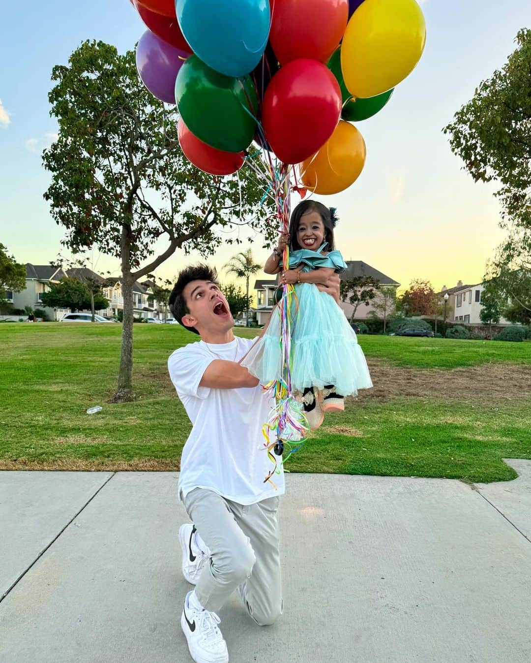 Brent Riveraさんのインスタグラム写真 - (Brent RiveraInstagram)「I spent 24 hours with the world’s shortest woman and America’s tallest man😱 YouTube video is out now❤️」11月25日 0時33分 - brentrivera