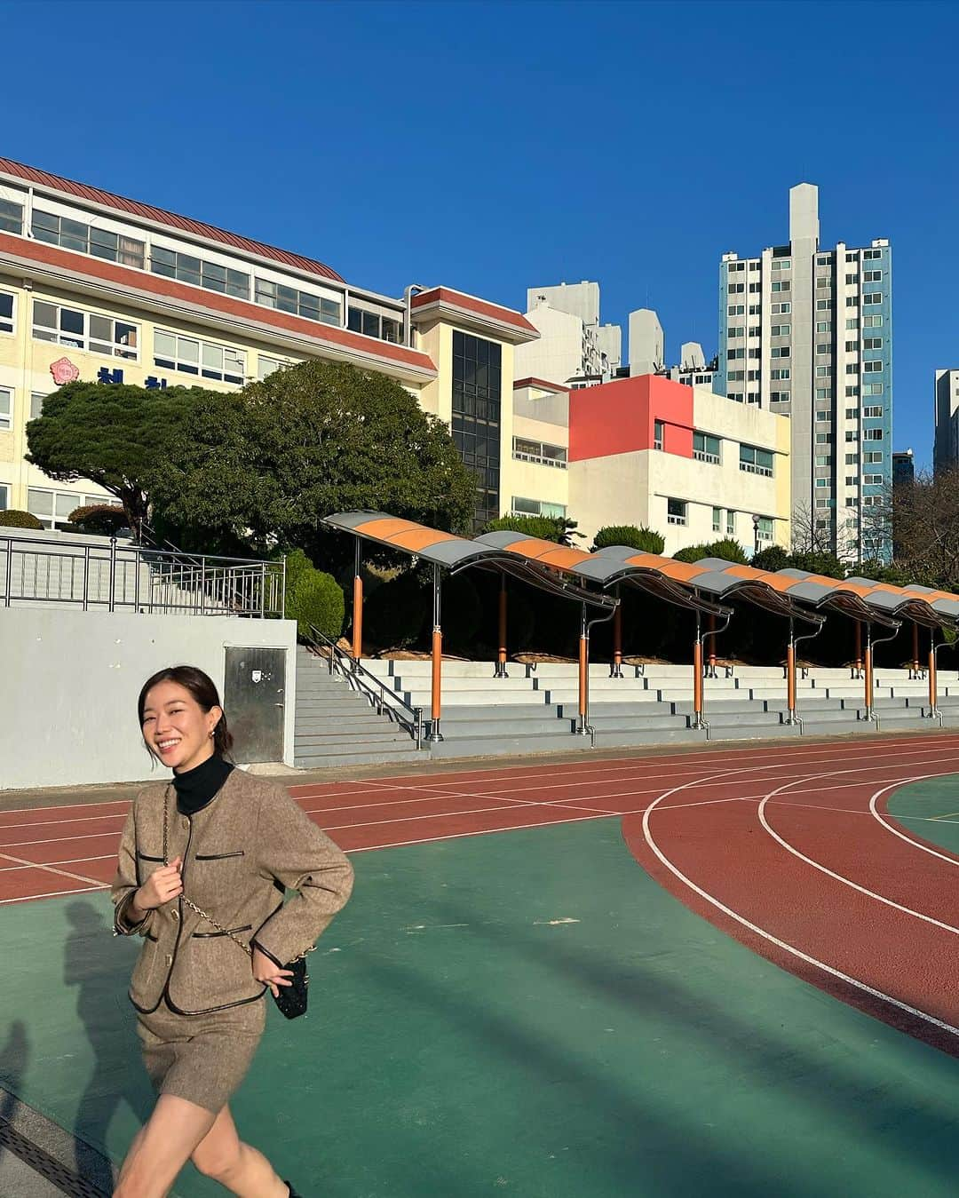 イム・スヒャンさんのインスタグラム写真 - (イム・スヒャンInstagram)「초등학교친구 결혼식가서 눈물의 축사 후 동창들끼리 가본 모교  노란 스쿨버스 추억돋아🥹 나는 4호차 반장이었지 떠드는 애들 이름 적고 그랬는데말야」11月25日 0時33分 - hellopapa11