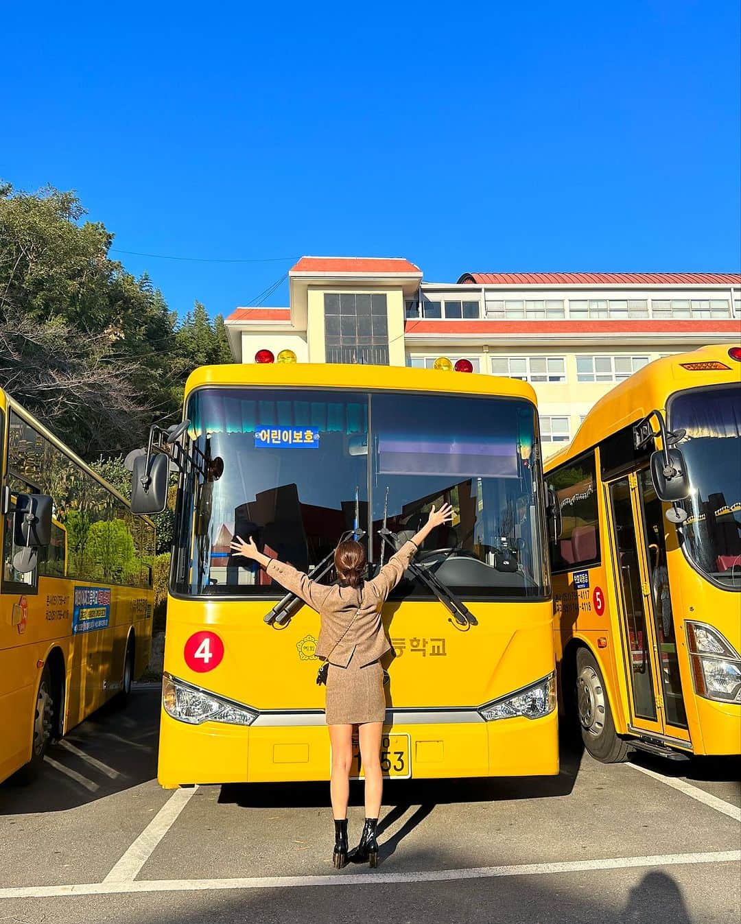 イム・スヒャンのインスタグラム：「초등학교친구 결혼식가서 눈물의 축사 후 동창들끼리 가본 모교  노란 스쿨버스 추억돋아🥹 나는 4호차 반장이었지 떠드는 애들 이름 적고 그랬는데말야」